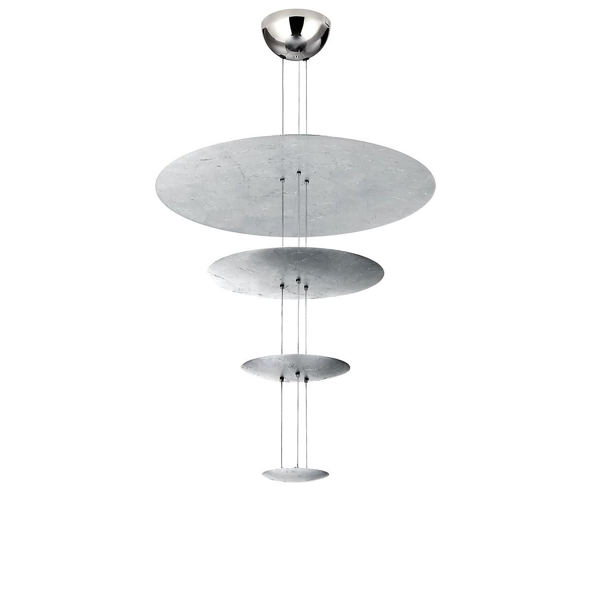 La Macchina della Luce, qui fait partie de la collection Luci d'Oro de Catellani & S, est née d'une réflexion sur la couleur de la lumière, dorée comme le soleil et le feu. Ces tons chauds ont inspiré à Enzo Catellani le concept de réfraction, qui