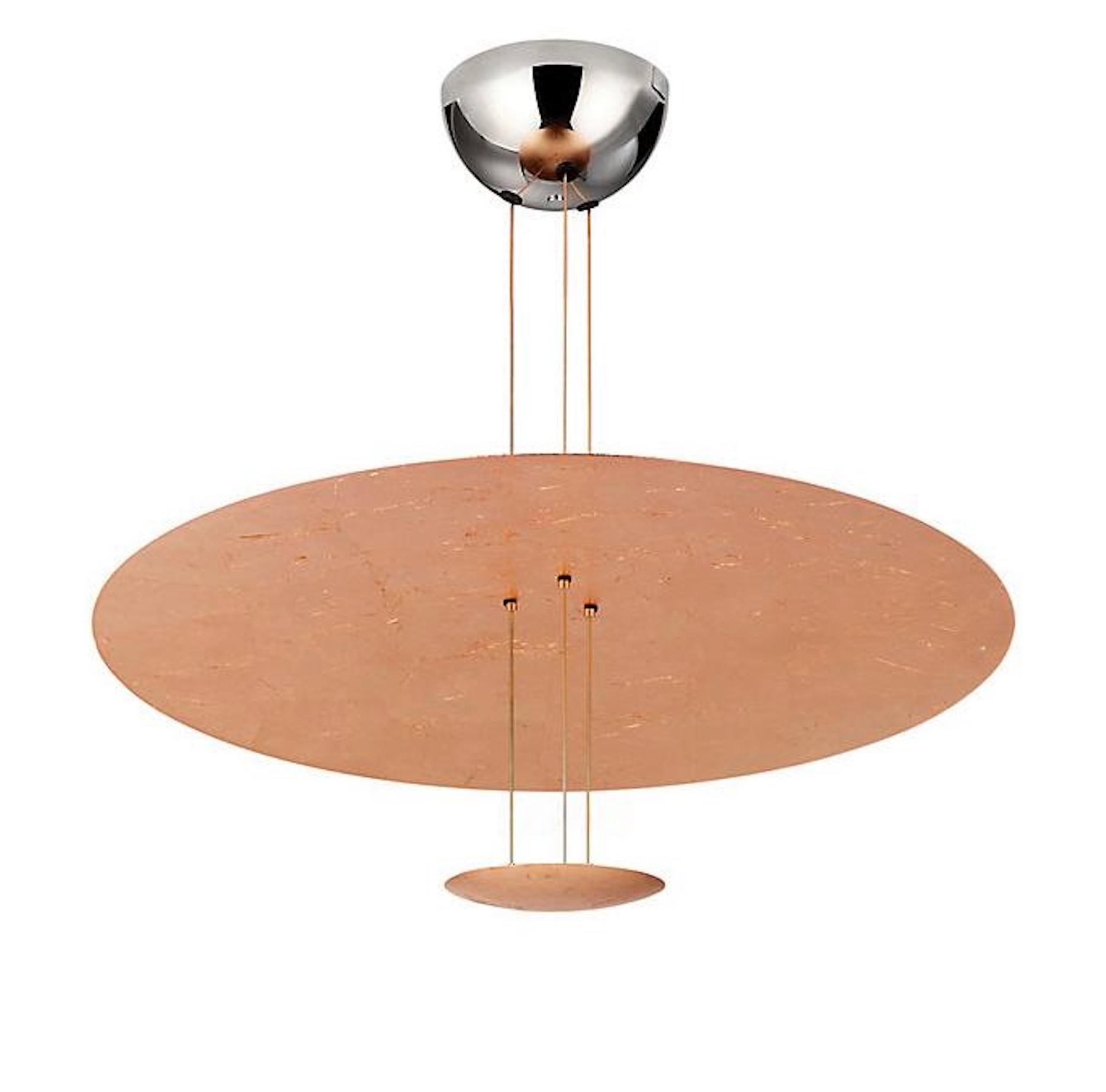 La Macchina della Luce, che fa parte della collezione Luci d'Oro di Catellani & Smith, nasce da una riflessione sul colore della luce, dorato come il sole e il fuoco. Questi toni caldi ispirarono Enzo Catellani a indagare il concetto di rifrazione,