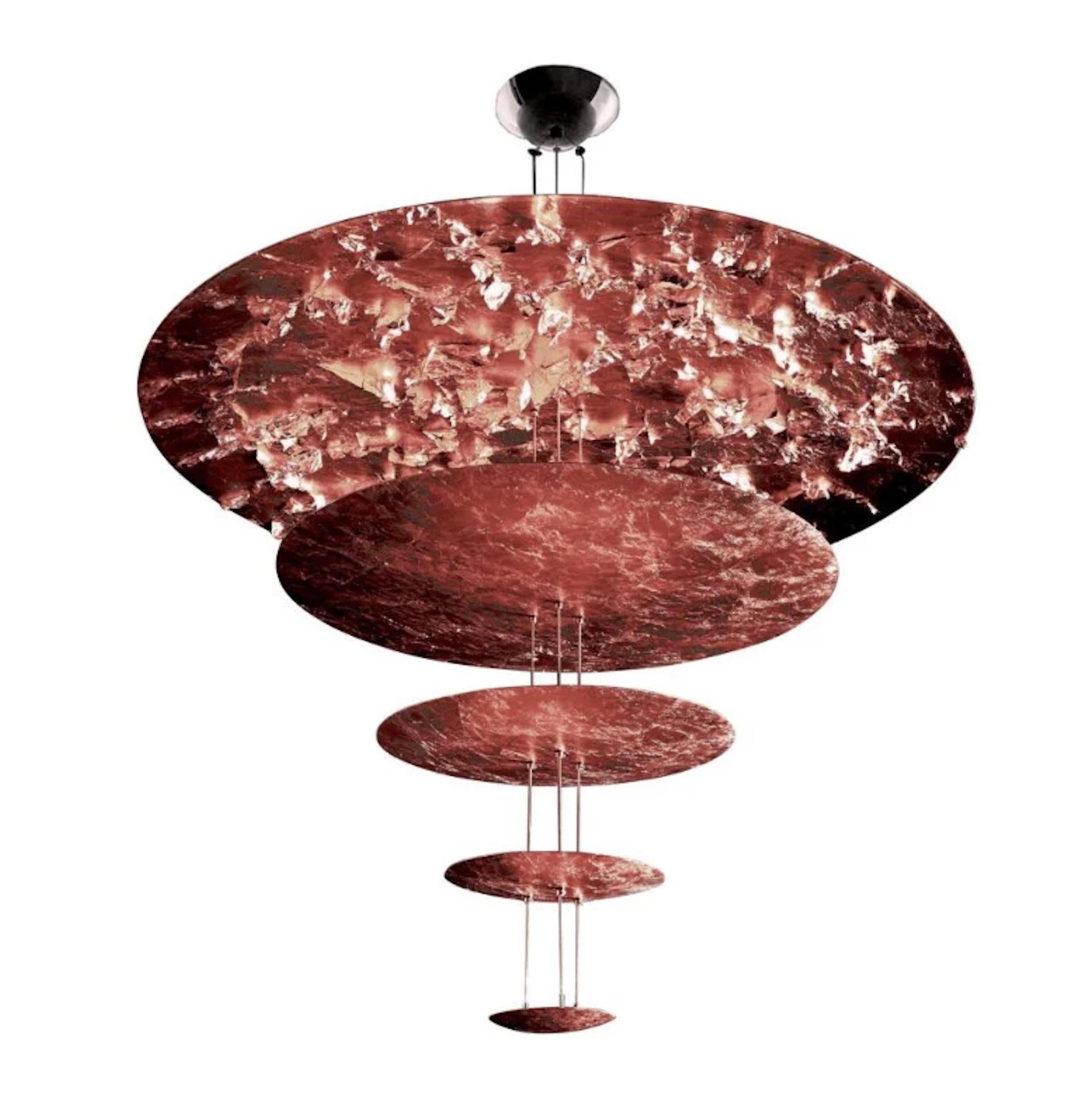 La Macchina della Luce, qui fait partie de la collection Luci d'Oro de Catellani & S, est née d'une réflexion sur la couleur de la lumière, dorée comme le soleil et le feu. Ces tons chauds ont inspiré à Enzo Catellani le concept de réfraction, qui