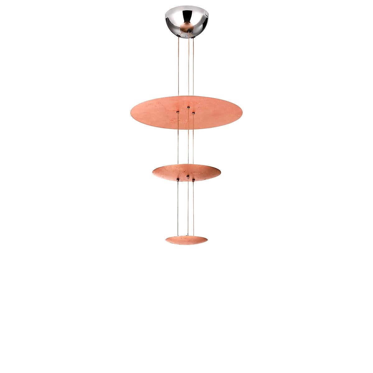 La Macchina della Luce, che fa parte della collezione Luci d'Oro di Catellani & Smith, nasce da una riflessione sul colore della luce, dorato come il sole e il fuoco. Questi toni caldi ispirarono Enzo Catellani a indagare il concetto di rifrazione,