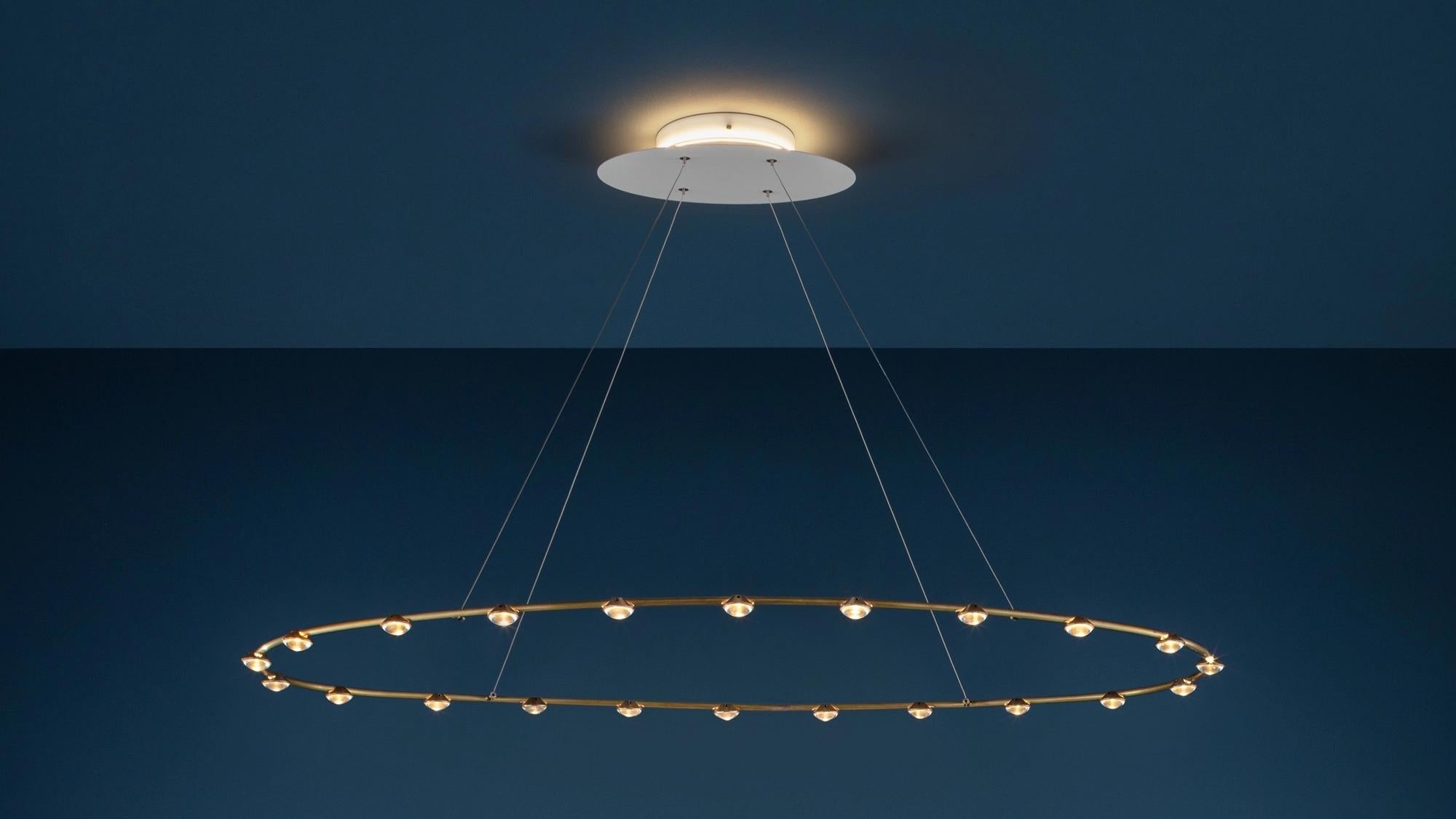 Las Petites Lentilles, diseñadas por Catellani & Smith, son el resultado de la búsqueda de una simplicidad refinada: un equilibrio perfecto entre luz y material. Un óvalo de latón sin tratar, de 120×60 cm, traza una amplia órbita suspendida en el