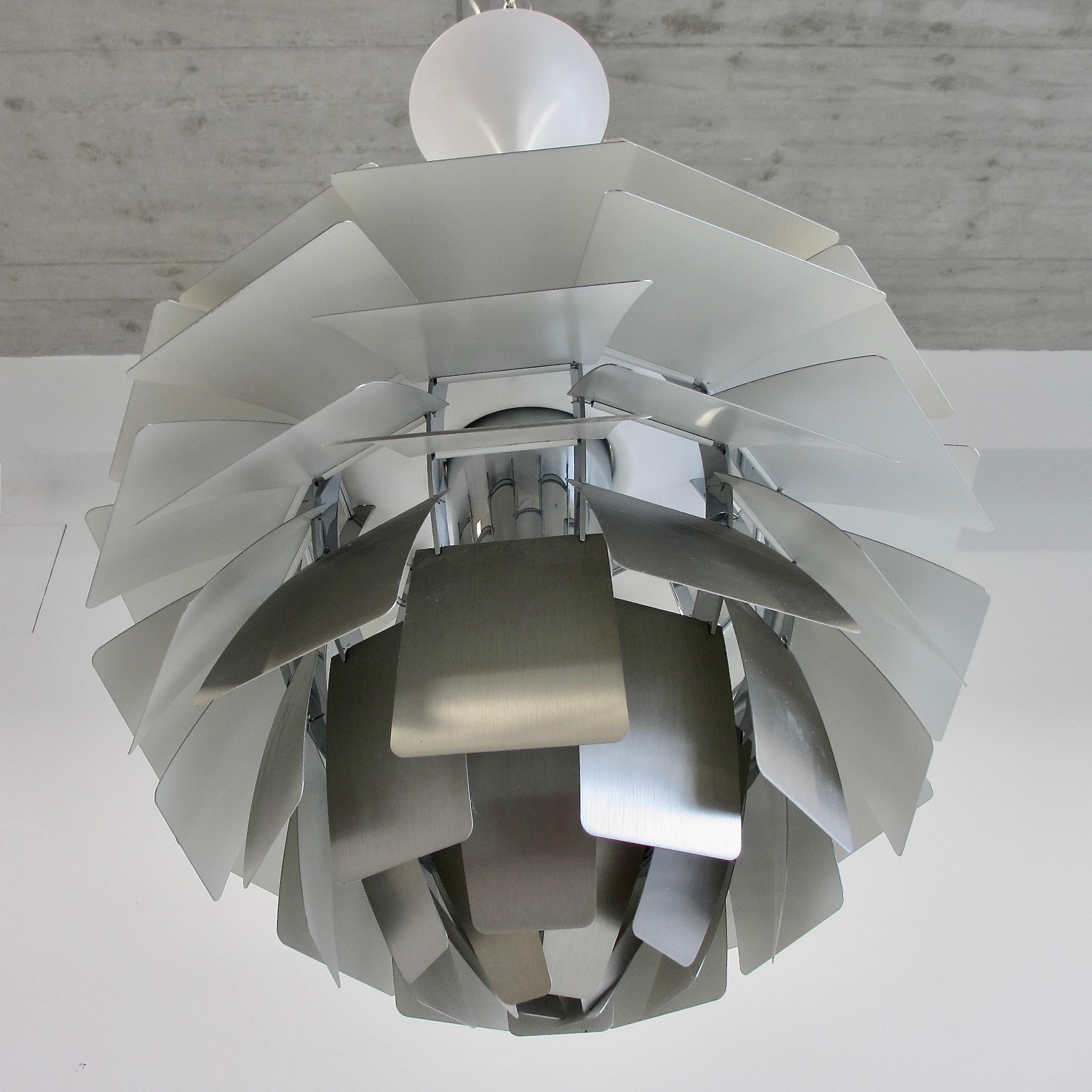 Milieu du XXe siècle Lampe suspendue conçue par Poul Henningsen. Danemark, Louis Poulsen, 2012