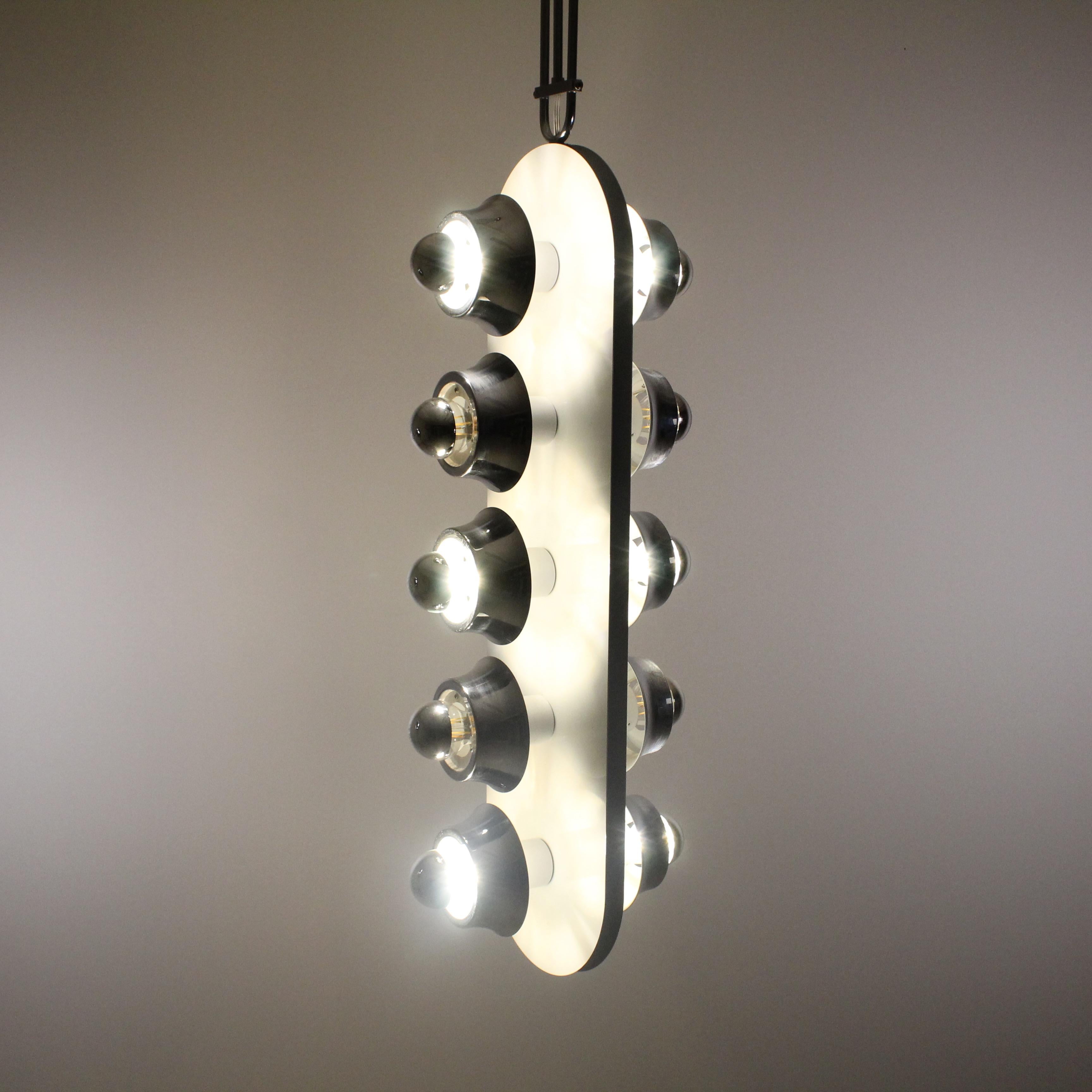 La lampe suspendue d'Esperia Productions, un design captivant des années 1970, témoigne de la fusion unique de la forme et de la fonction à cette époque. D'une esthétique résolument rétro, cette suspension dégage une impression de sophistication