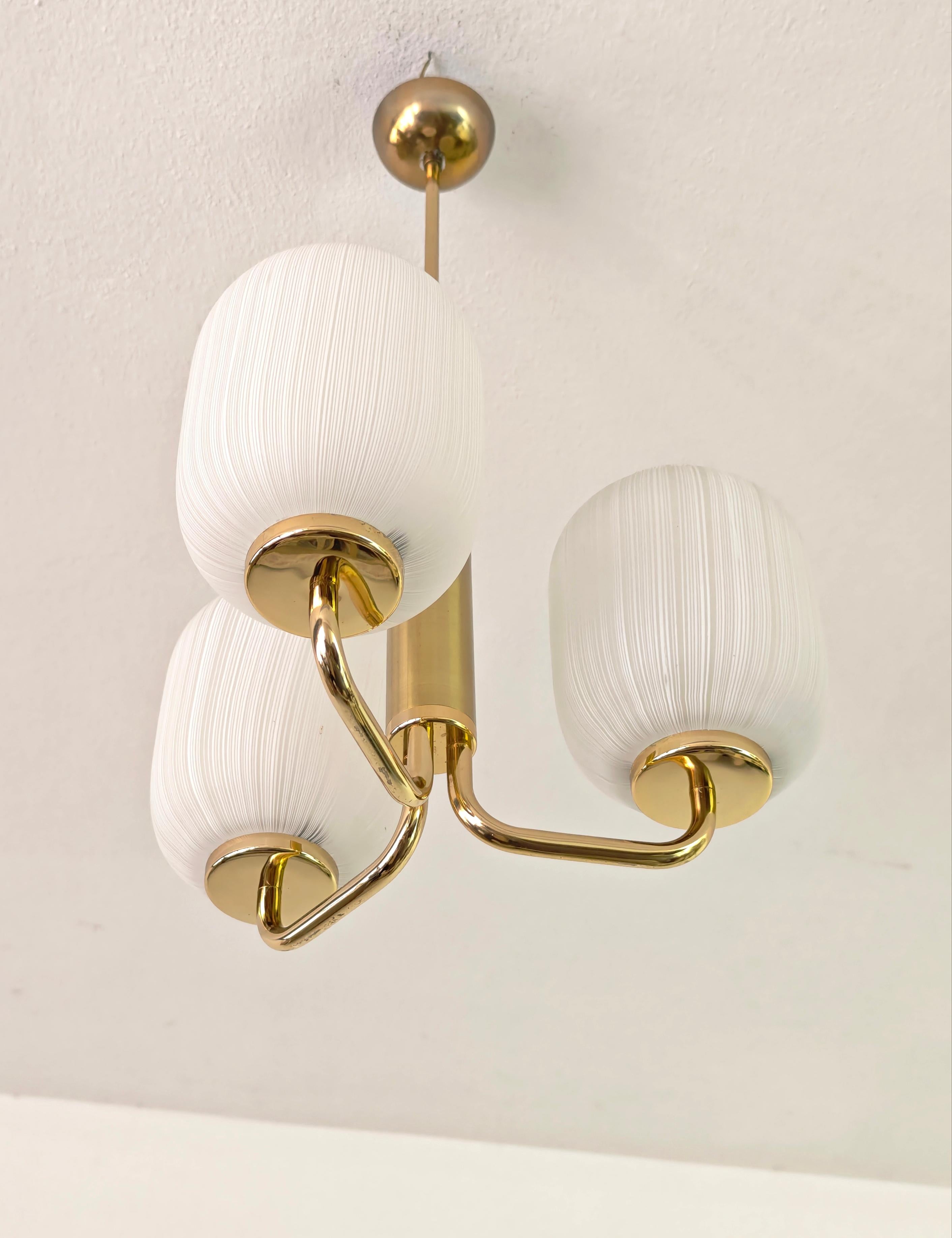 Italiano Lampada a sospensione in ottone dorato e vetro di Murano Mid-Century Modern Design Italia anni '70 in vendita