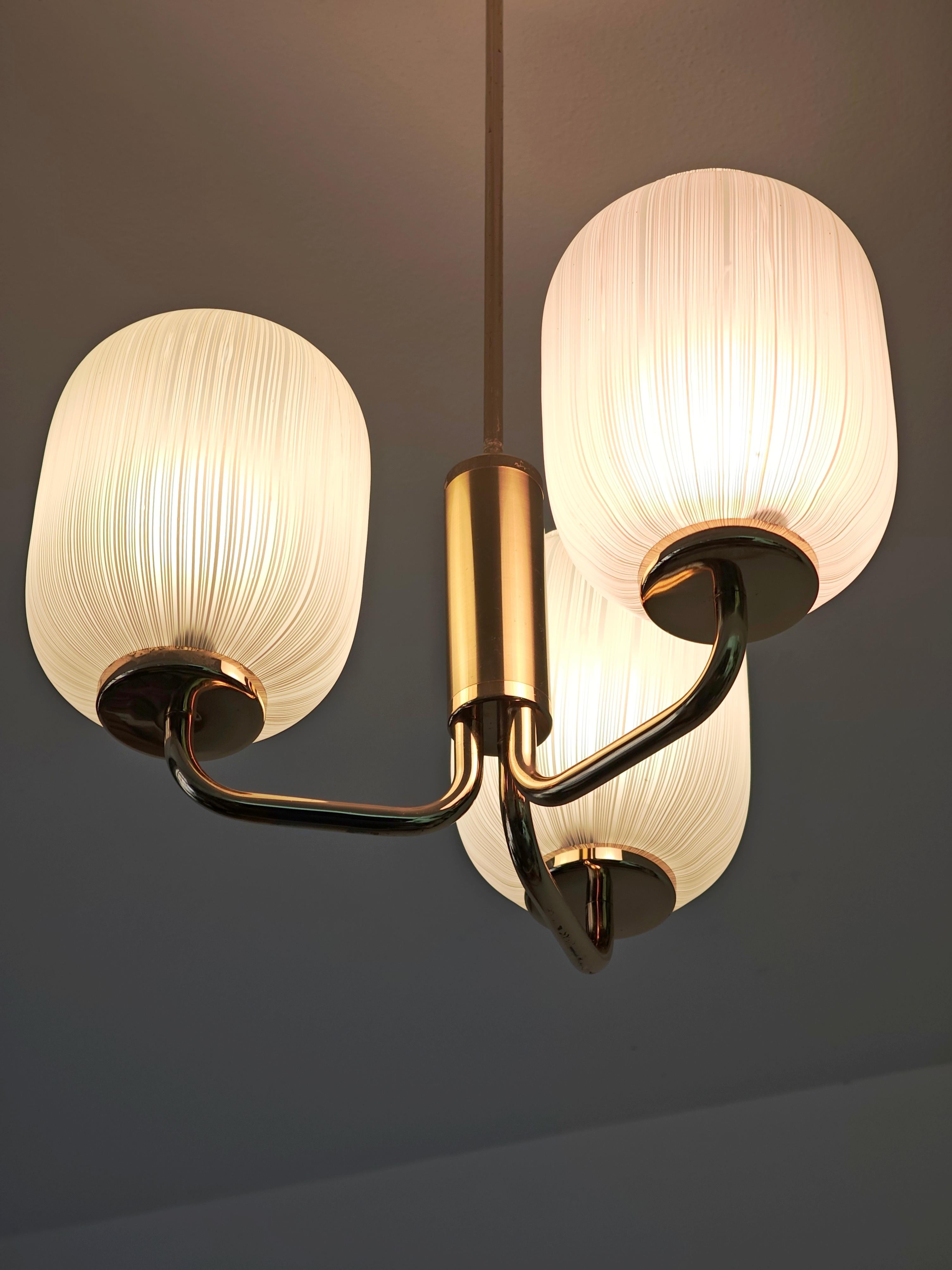 Alluminio Lampada a sospensione in ottone dorato e vetro di Murano Mid-Century Modern Design Italia anni '70 in vendita