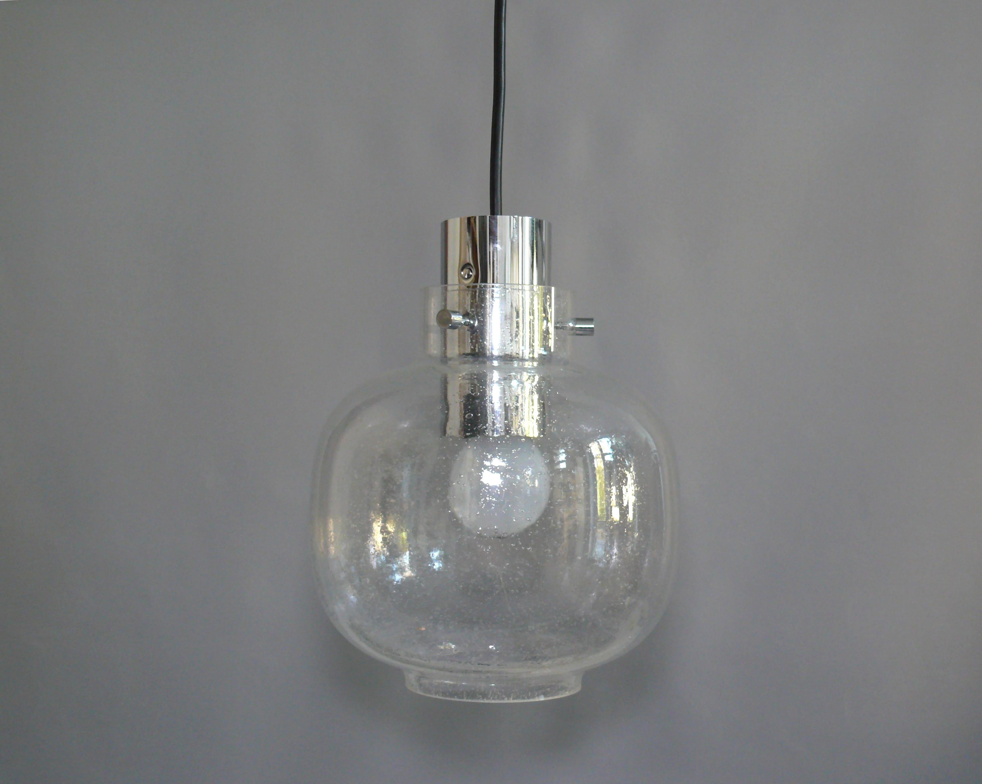 Lampada a sospensione ben conservata della fine degli anni '60 - inizio anni '70 dell'azienda Glashütte Limburg. Il paralume in vetro con piccole sacche d'aria (vetro a bolle) è sostenuto da una sospensione cromata con viti a cui è collegato il cavo