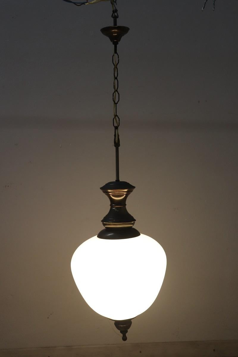 Ti presentiamo questa particolare lampada a sospensione, di produzione italiana degli anni '60 circa. La lampada ha una struttura in ottone patinato e una ciotola in vetro opalino; è dotata di una lampadina interna.

Questa lampada, nonostante non
