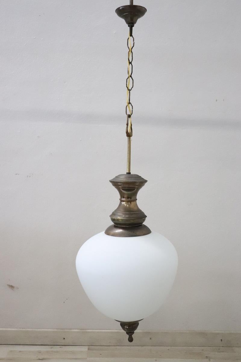 Italiano Lampada a sospensione in ottone e vetro, Italia 1960 in vendita