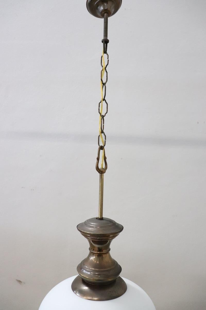 Metà XX secolo Lampada a sospensione in ottone e vetro, Italia 1960 in vendita