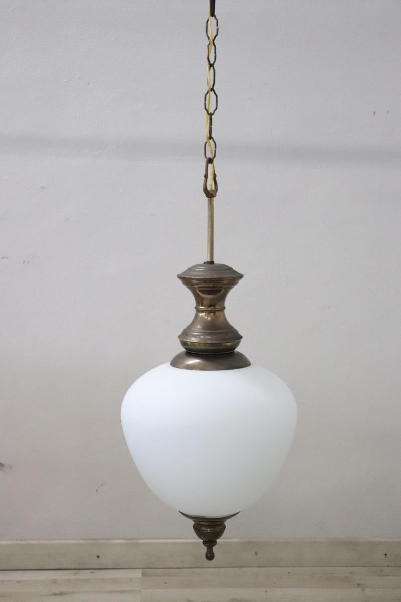 Lampada a sospensione in ottone e vetro, Italia 1960 in vendita 3