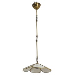 Pendelleuchte aus Messing und weißem Glas, Mid-Century Modern Design, Italien 1960er Jahre