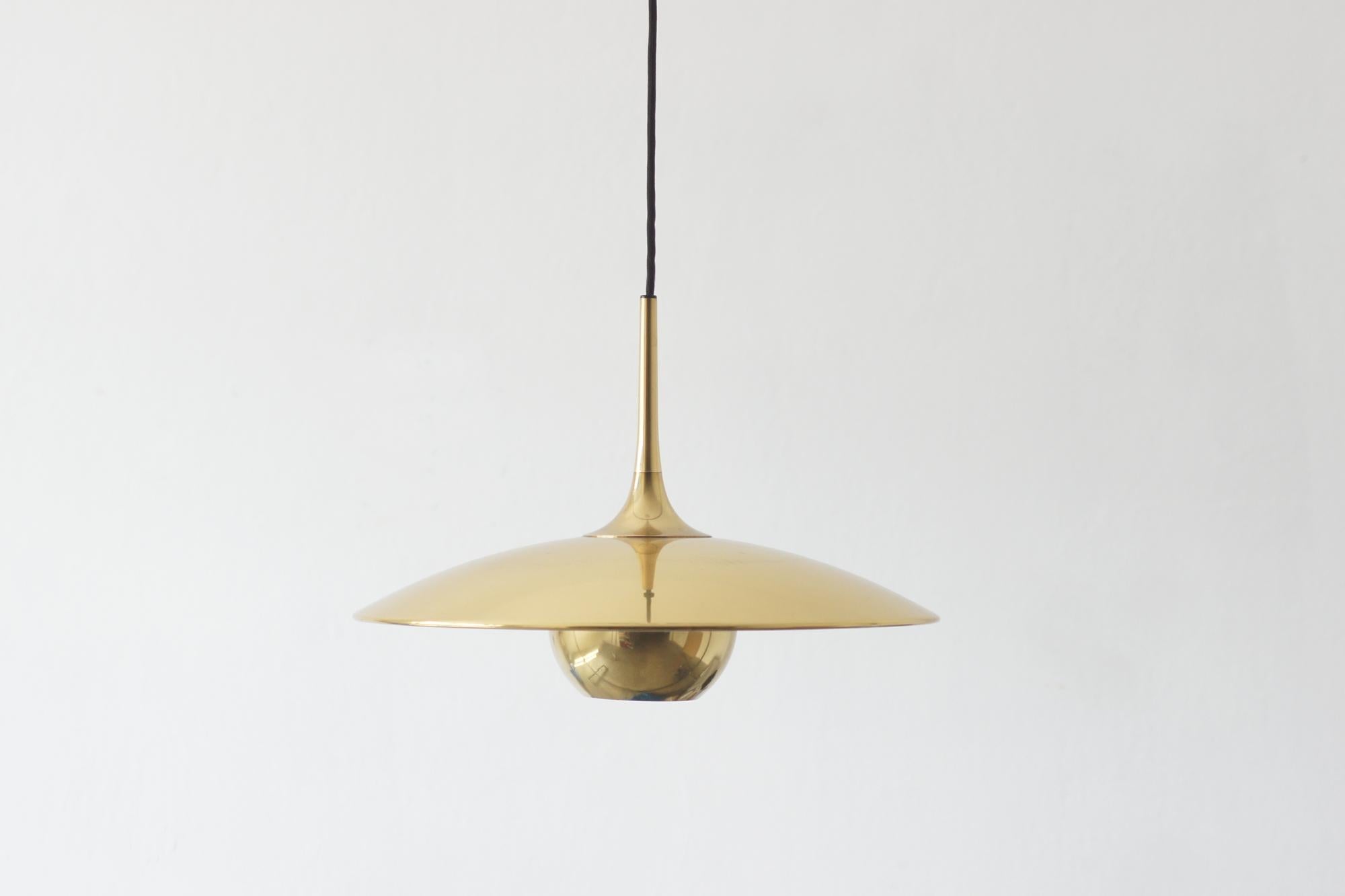 Lorsque l'on pense à un design luxueux mais sobre dans l'esprit du modernisme, il est difficile de ne pas évoquer le nom de Florian Schulz. Ce designer allemand a créé plus que de simples lampes - il a conçu des sculptures de lumière qui ont