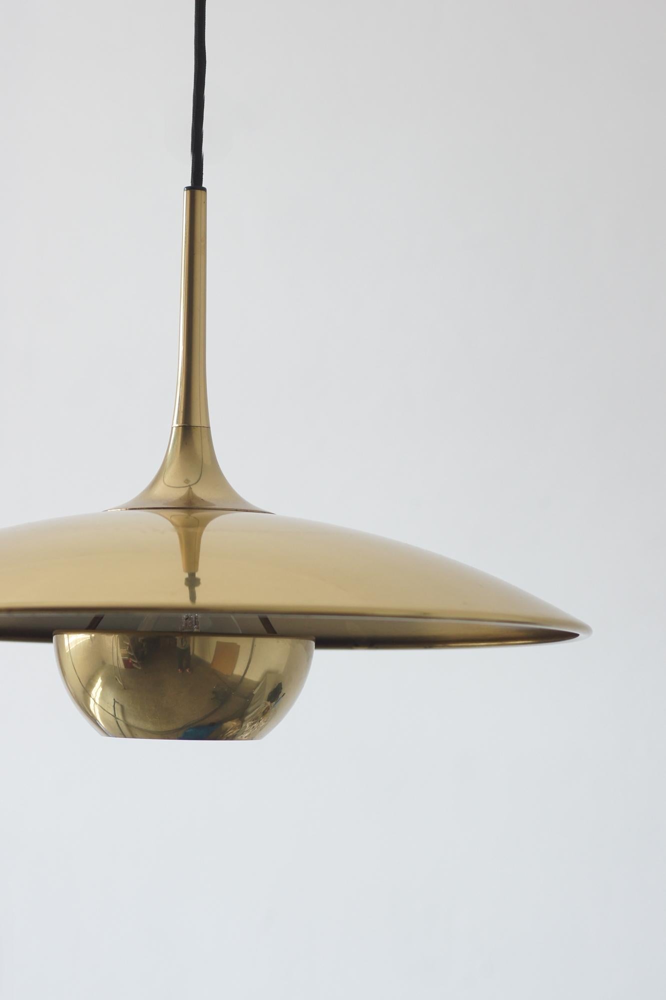 Mid-Century Modern Lampe pendante en laiton par Florian Schulz en vente