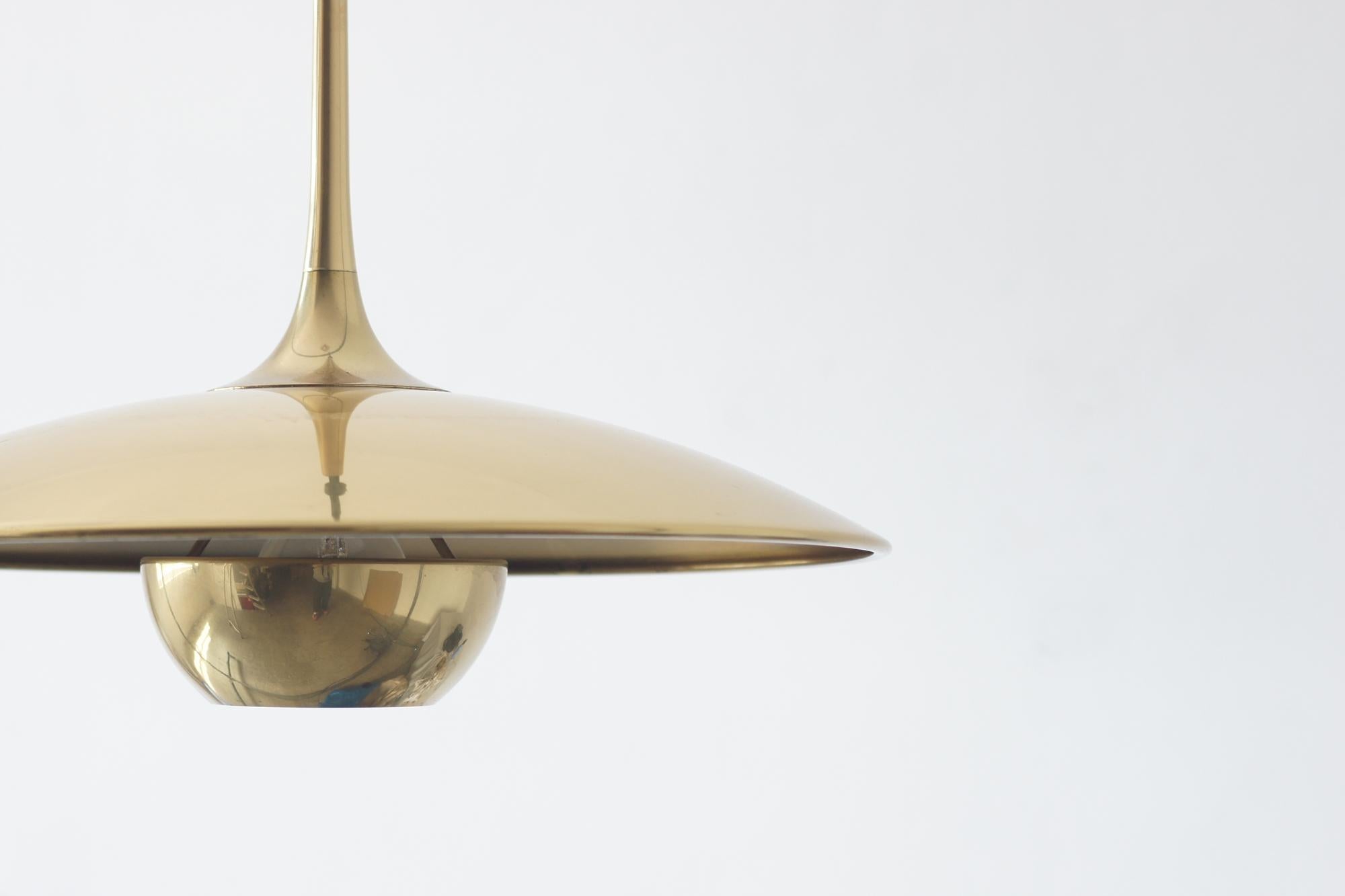 Lampe pendante en laiton par Florian Schulz Bon état - En vente à KUTNO, PL