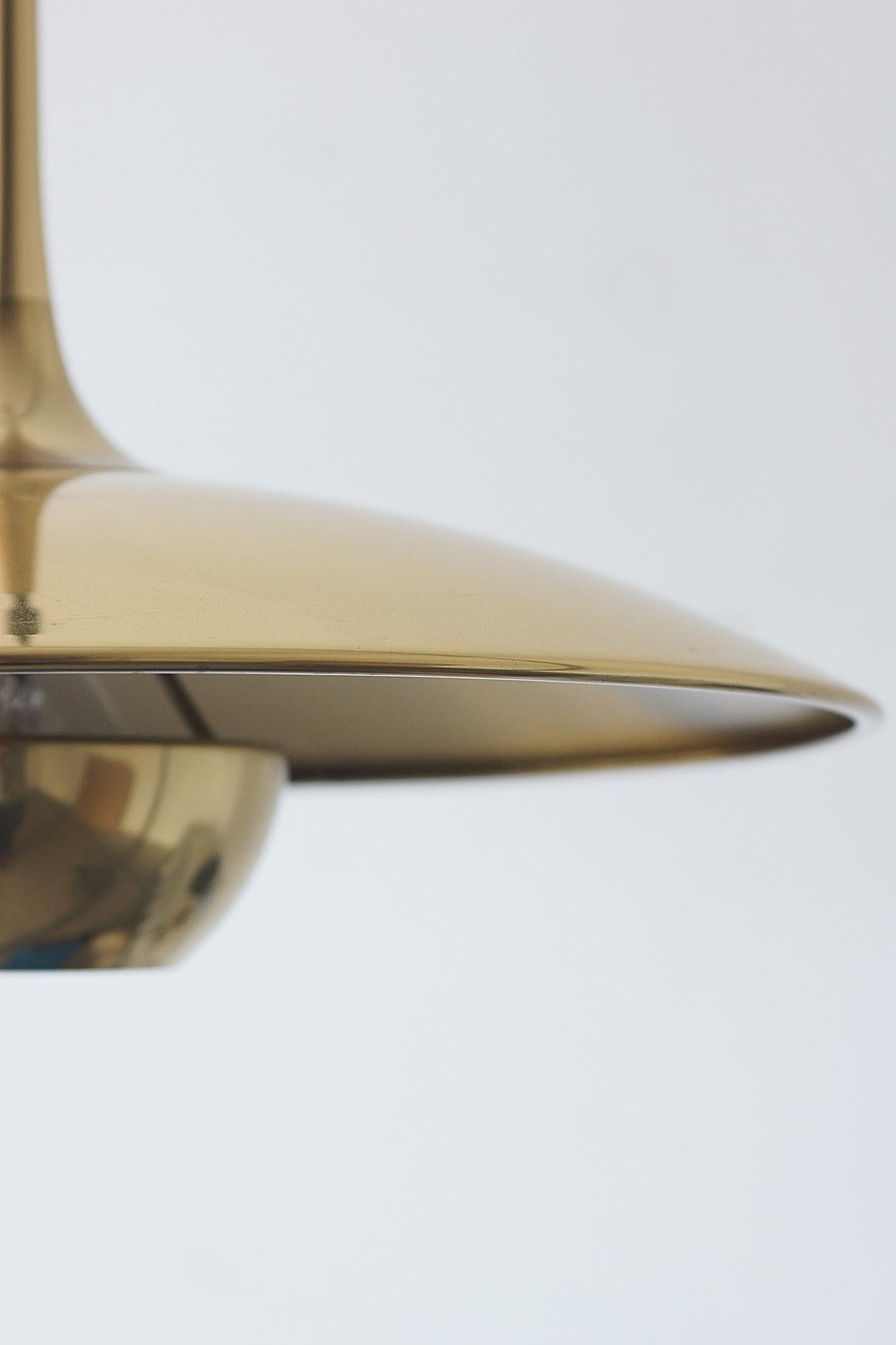 Milieu du XXe siècle Lampe pendante en laiton par Florian Schulz en vente