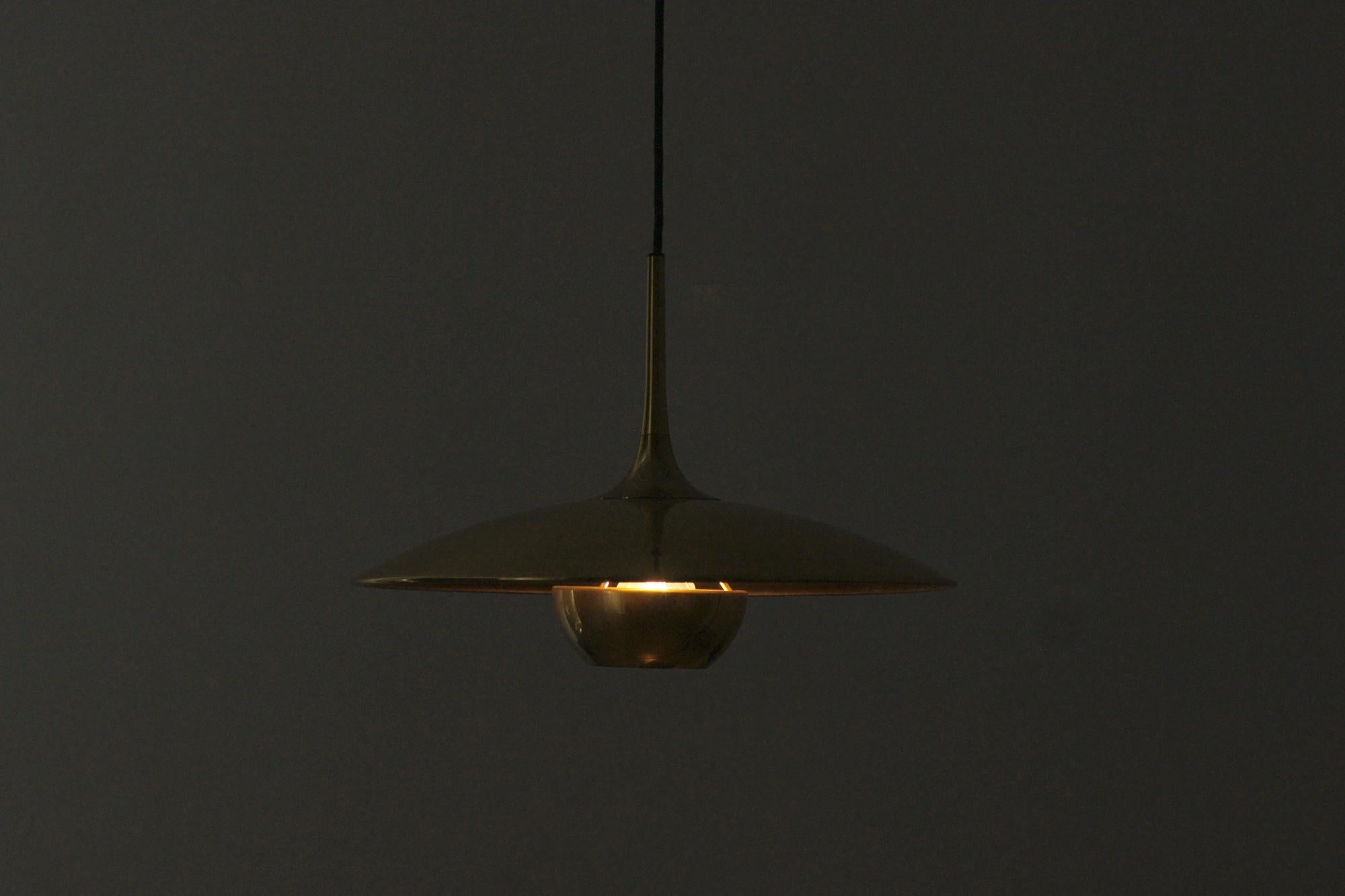 Laiton Lampe pendante en laiton par Florian Schulz en vente
