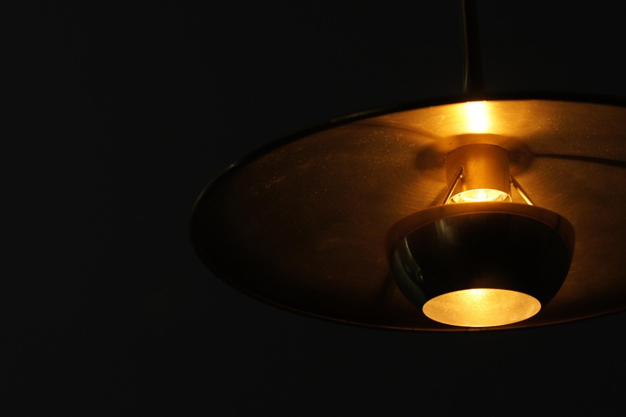 Lampe pendante en laiton par Florian Schulz en vente 1