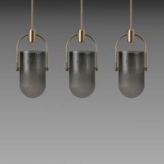Lampe suspendue en verre gris et laiton brossé, Arc Well par Allied Maker, USA