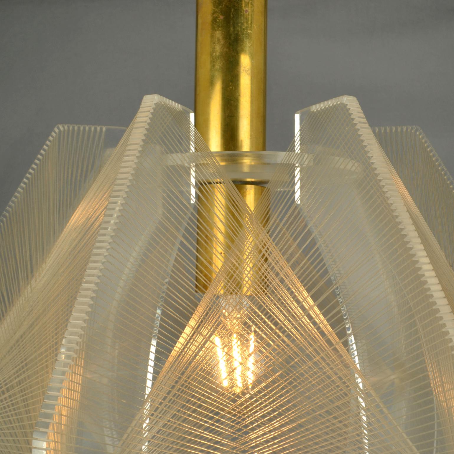 Pendant Lamp in Lucite, Wire and Brass, 1970's For Sale 1