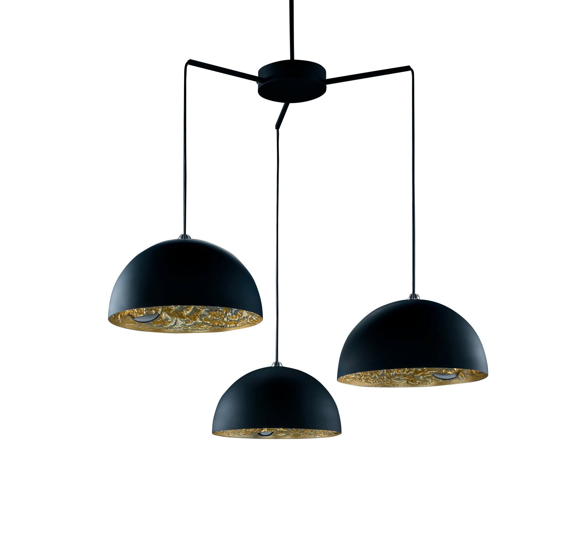 Il lampadario Stchu-Moon, progettato da Catellani & Smith, separa la fonte di luce dall'oggetto illuminante, permettendo all'oggetto stesso di diventare un elemento estetico. La luce viene rifratta da superfici interne volutamente irregolari,