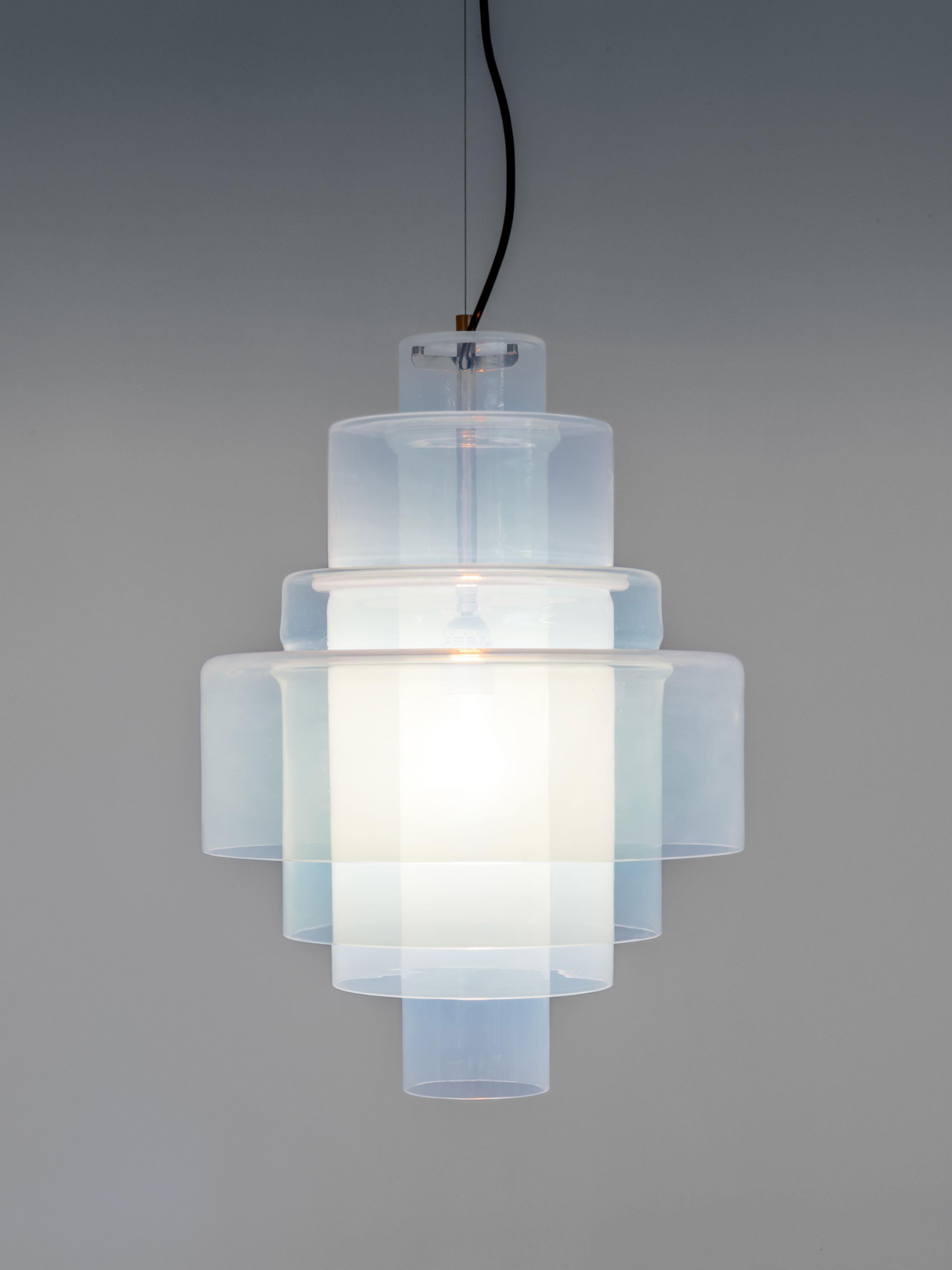 Questa lampada a sospensione, la LS-120, è composta da quattro strati di vetro opalino soffiato a mano proveniente dalle isole di Murano. Questa è, per ora, l'unica versione opalina di questa lampada.
Le varie parti hanno diametri diversi e possono