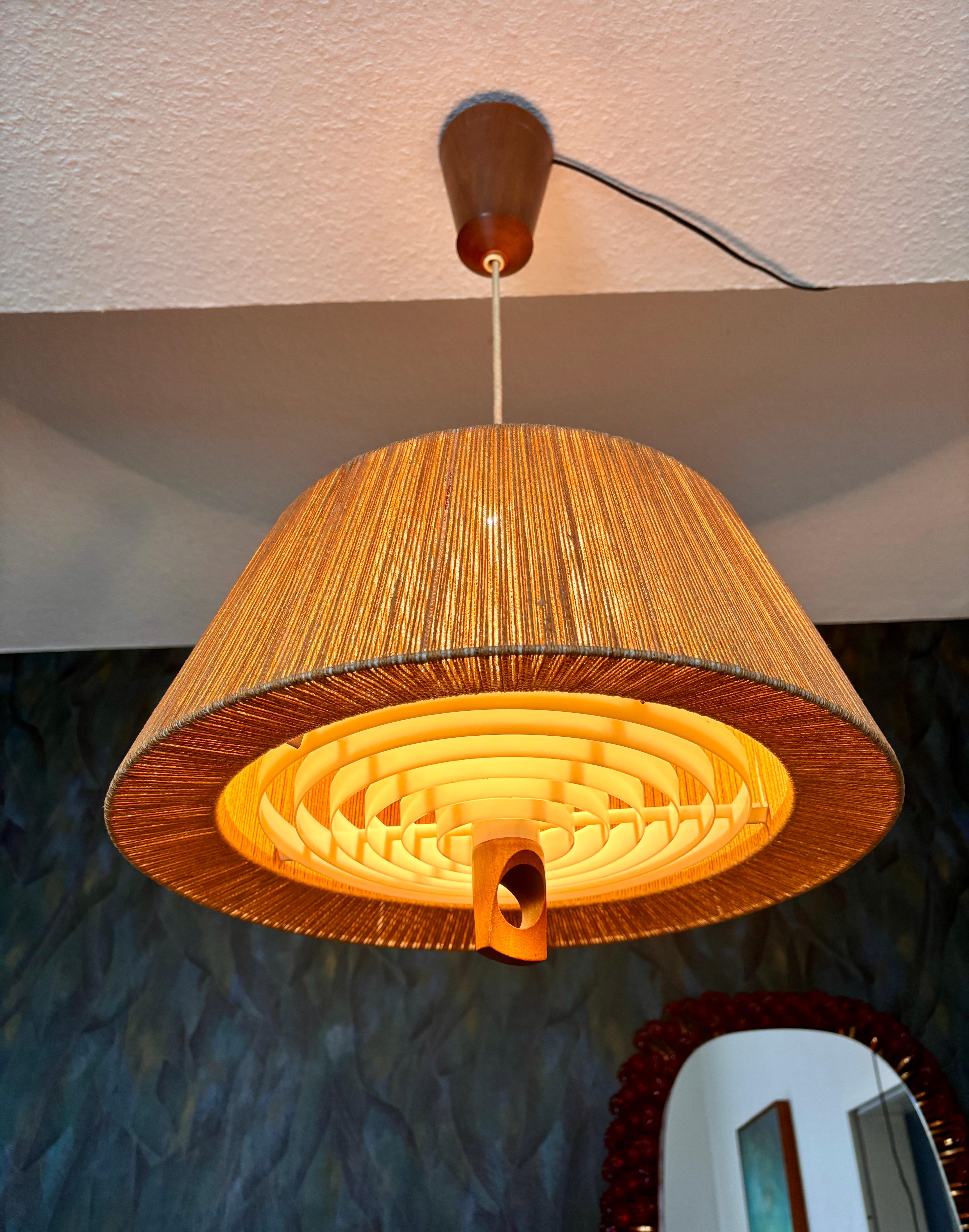Lampada a sospensione in sisal e legno di noce di Temde anni '60 in vendita 3