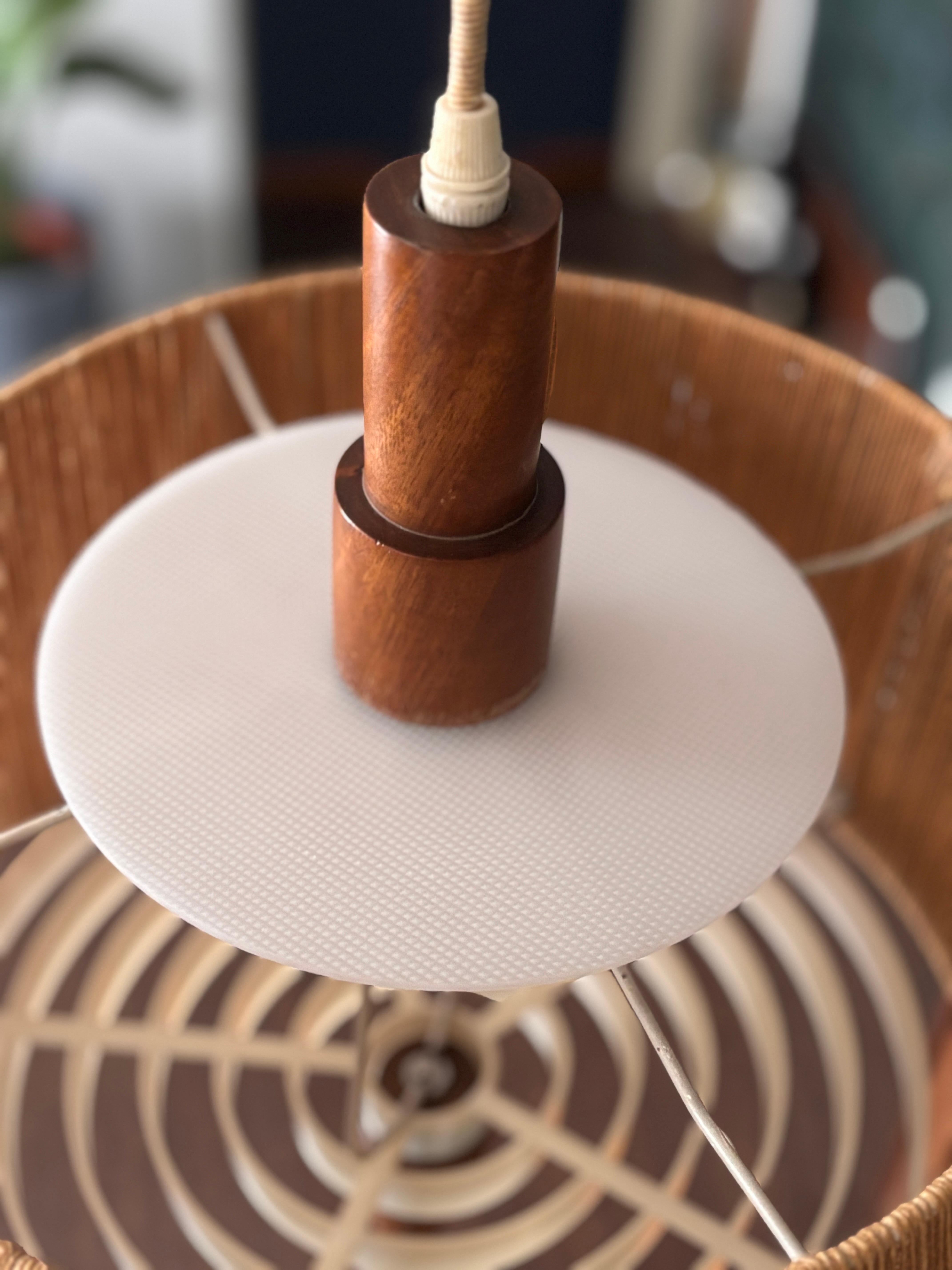 Mid-Century moderno Lampada a sospensione in sisal e legno di noce di Temde anni '60 in vendita
