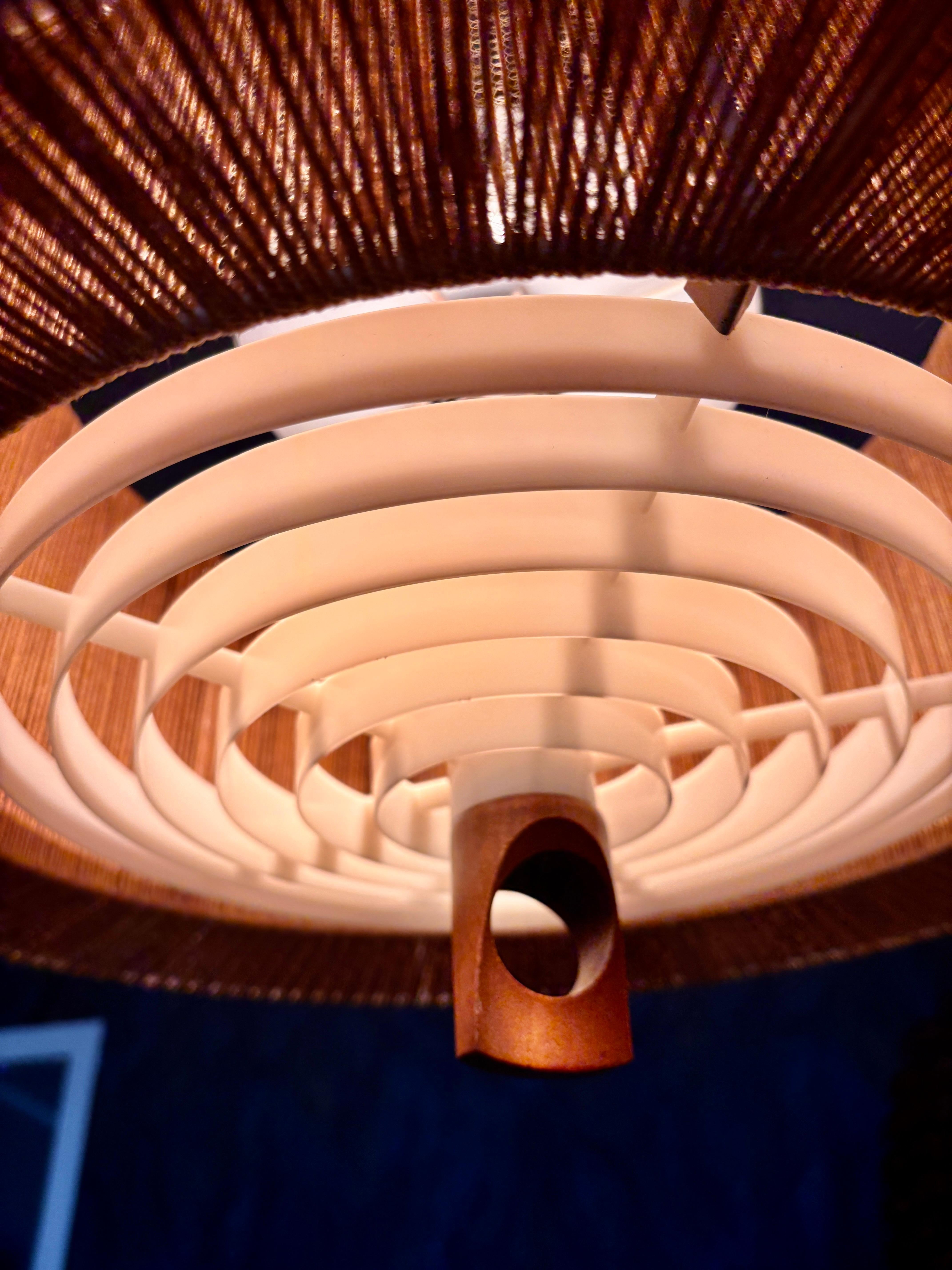 Lampada a sospensione in sisal e legno di noce di Temde anni '60 in vendita 1