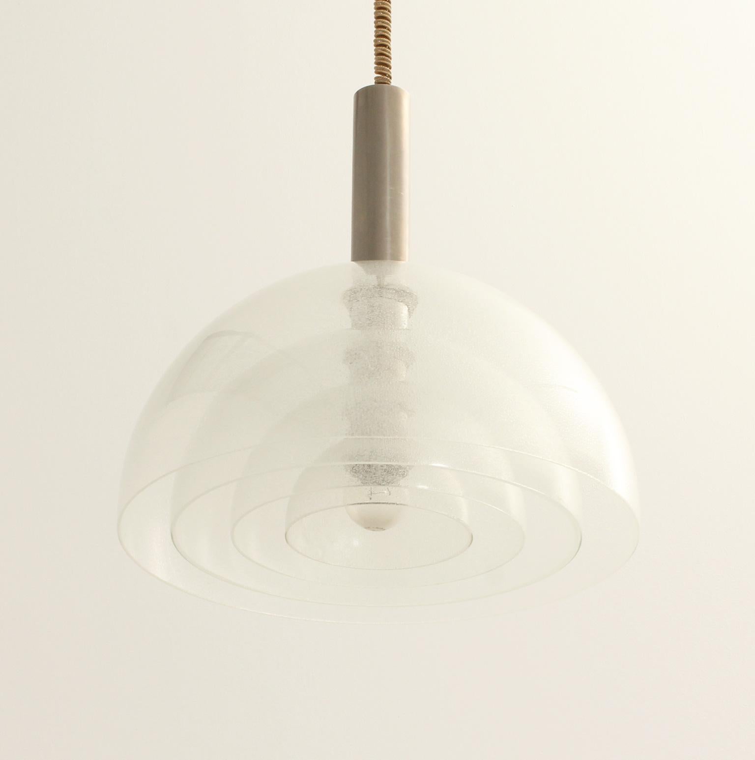 Pendant lamp model LS 173 designed in 1967 by Carlo Nason for Mazzega, Italy. Clear pulegoso glass and silver plated metal, original extendable wire.