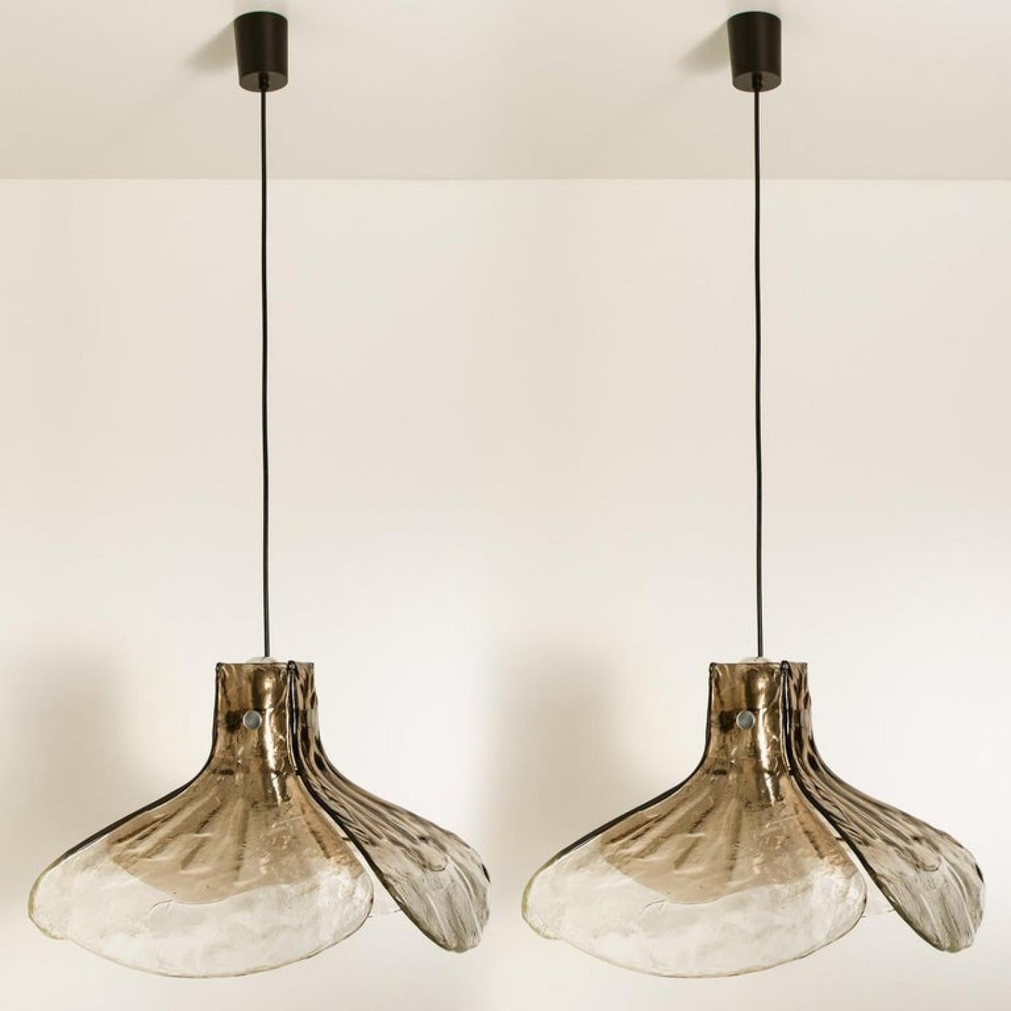 1 of the 2 pendant lamps, model LS185 by Carlo Nason for Mazzega.
Four crystal clear and smoked leaves compose this beautiful handmade piece of thick Murano glass.

Measures: H 16.93” (43 cm), D 23.62