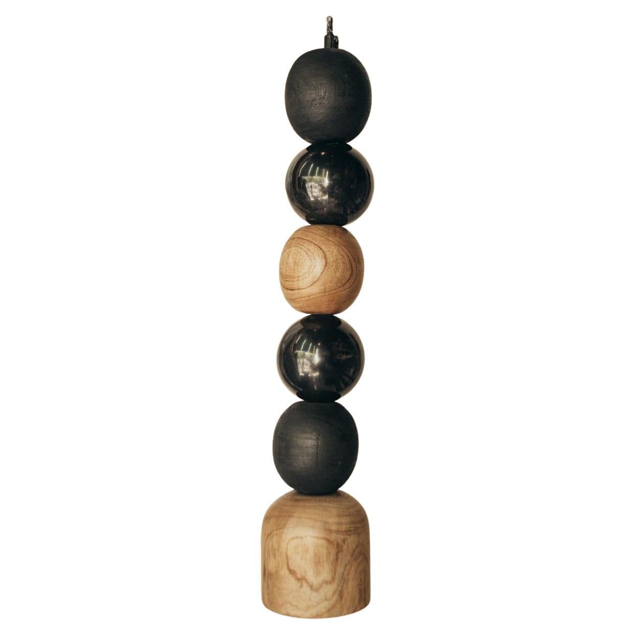Lampe à suspension en bois, boules de marbre naturel et noir brûlées, par Daniel Orozco