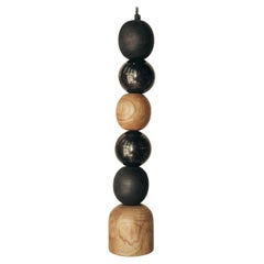 Lampe à suspension en bois, boules de marbre naturel et noir brûlées, par Daniel Orozco