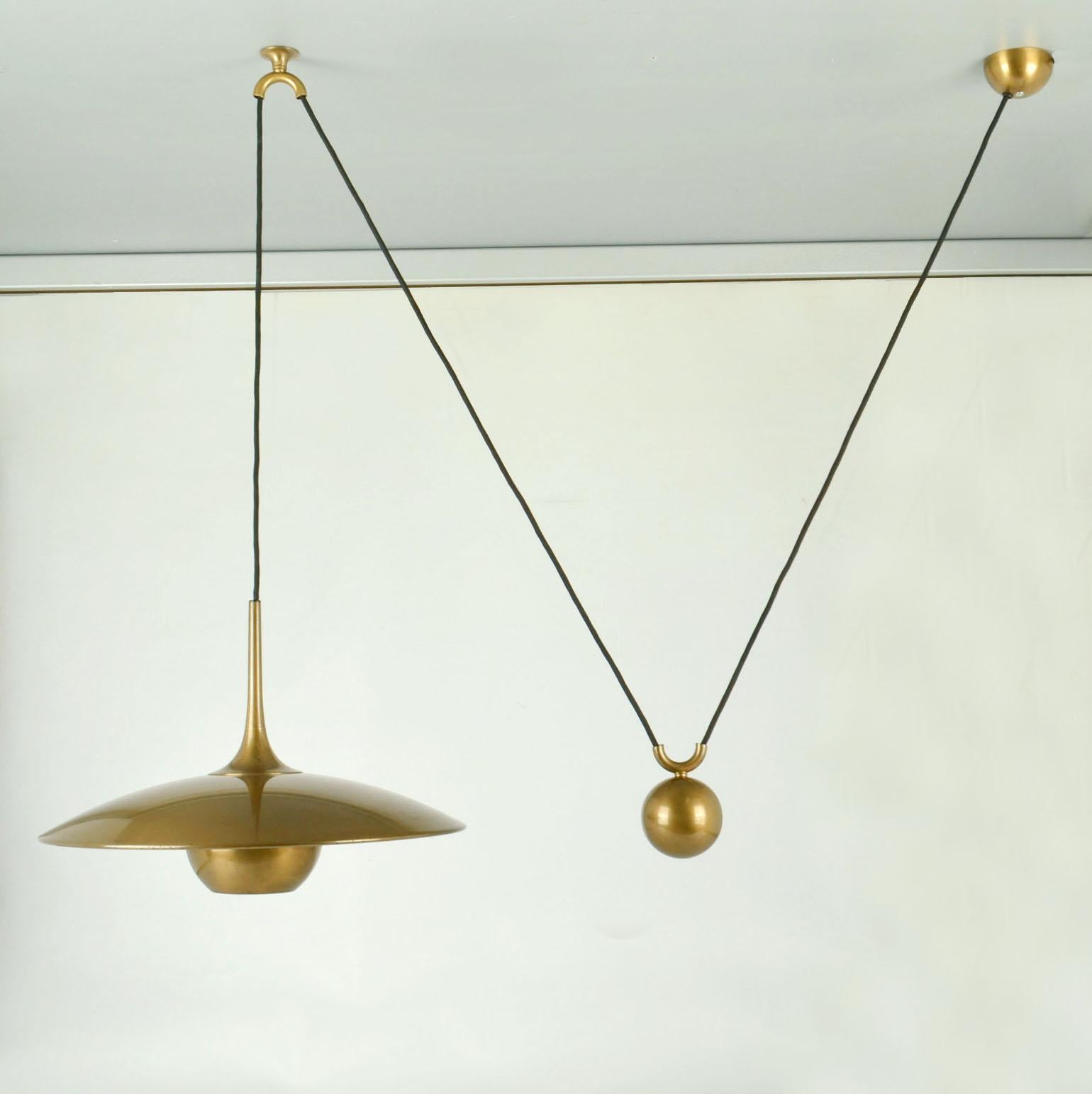 Original counterbalance pendant Onos 40 by Florian Schulz, well balanced design made in the early 1960's. The elegant pendant moves smoothly up and down due to the solid brass counterweight. High quality engineering in a brass is coated. The shade