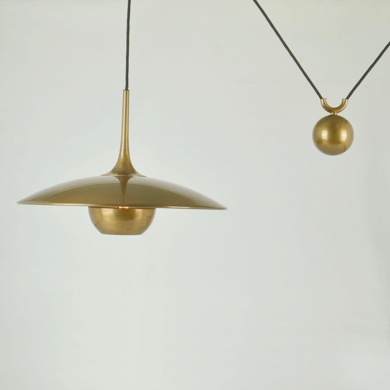 Mid-20th Century Pendant Lamp Onos 40 in Brass by Florian Schulz 1960's, Counterbalance