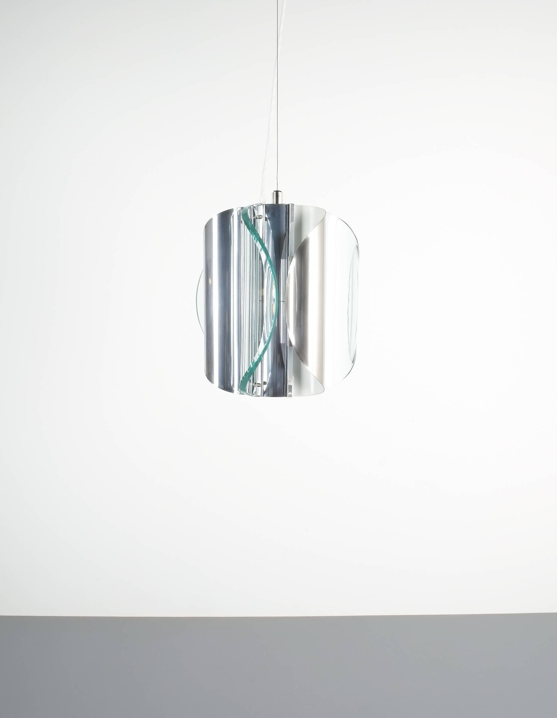 Lampada a sospensione o lampadario in vetro curvato cromato stile Fontana Arte, Italia, 1965.

Realizzata con tre spesse lastre di vetro curvo che orbitano intorno a un tubo centrale cromato, che ospita una lampadina, questa lampada ha un totale di