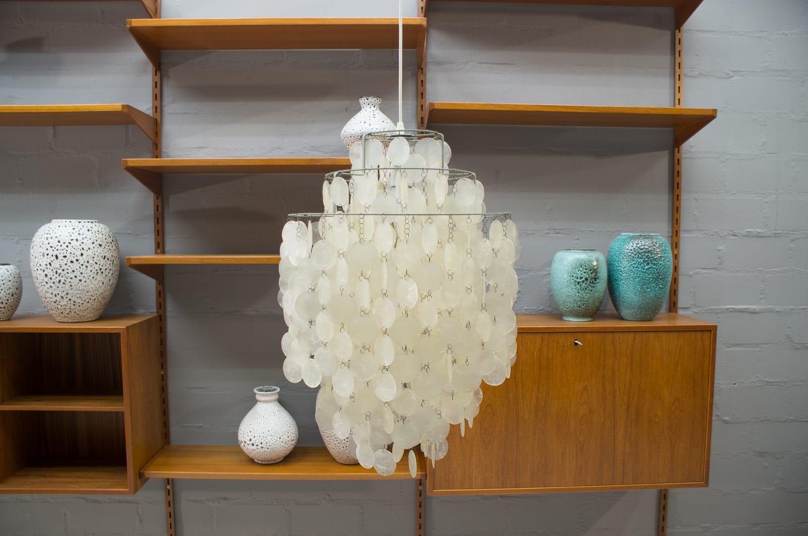 Gorgeous and original Mid-Century Modern pendant lamp or chandelier Fun 1DM. Designed by Verner Panton in 1964. Manufactured by Lüber, Basel, Switzerland in 1960s.
This elegant pendant lamp is executed in numerous sea shell plates (mother of