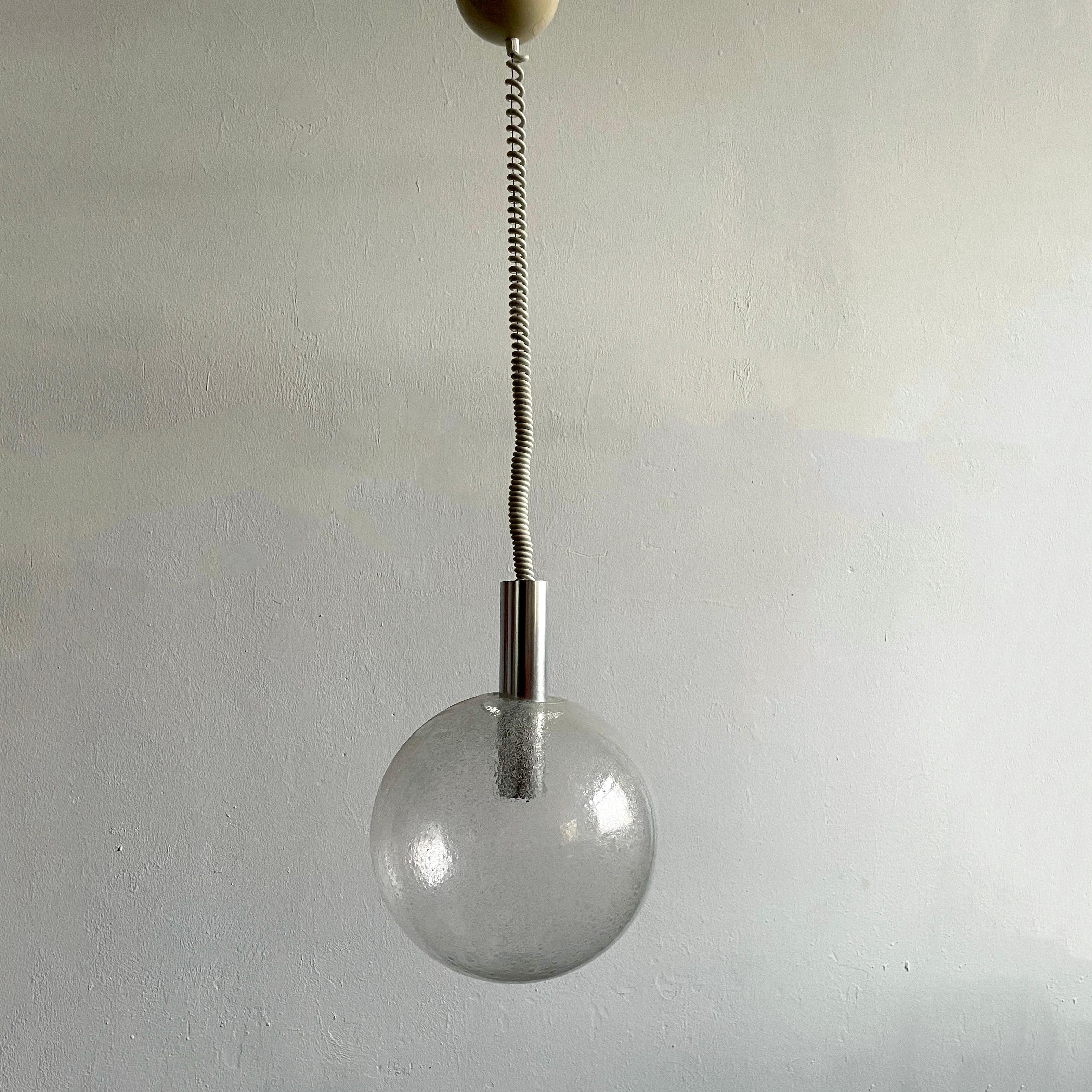 Lampe suspendue conçue par Tobia Scarpa pour Flos

Fabriqué dans les années 1960

Grand globe en verre texturé, diamètre 35 cm
Douille de lampe E27
La longueur totale est de 115 cm

La lampe est en très bon état vintage, le verre n'est pas