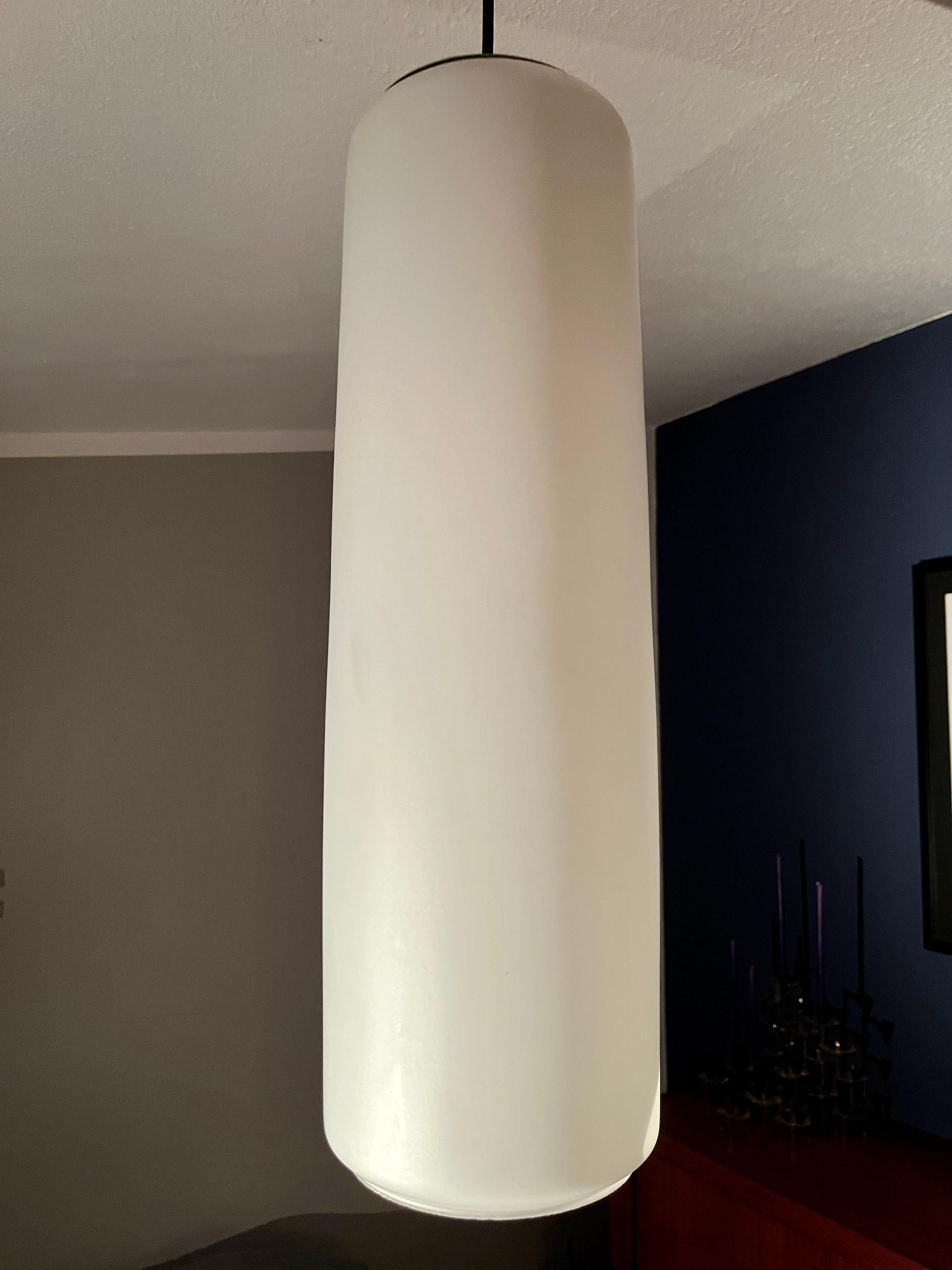 Questa grande lampada a sospensione è stata progettata e prodotta da Wilhelm Wagenfeld per Peill & Putzler negli anni Cinquanta.

Un fantastico e insolito design Bauhaus! Due lampadine E27 impilate.

Model: Colonia
Design: Wilhelm