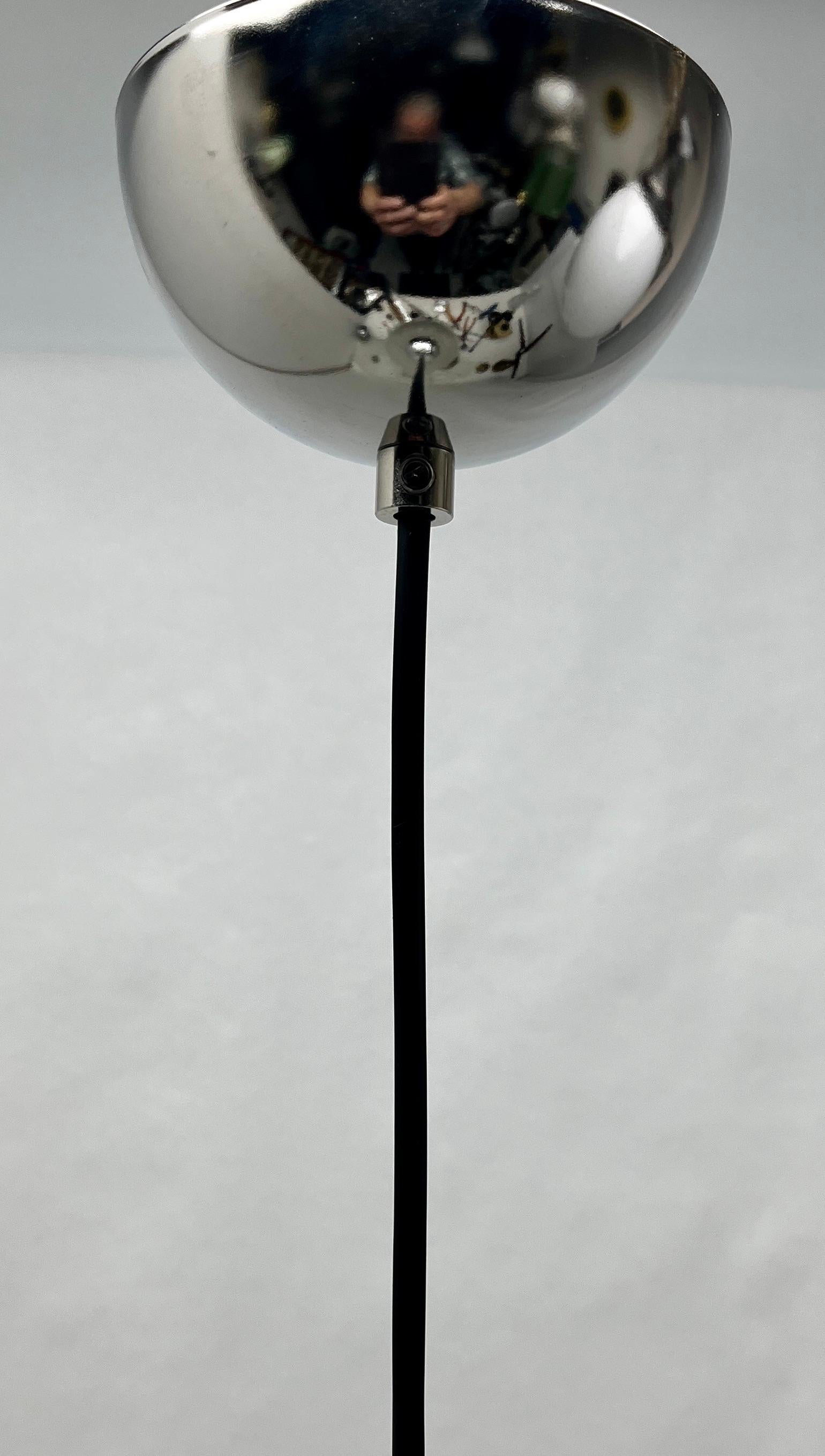 Verre brun Pendentif  Lampe avec abat-jour en verre ondulé, années 1950, Pays-Bas en vente
