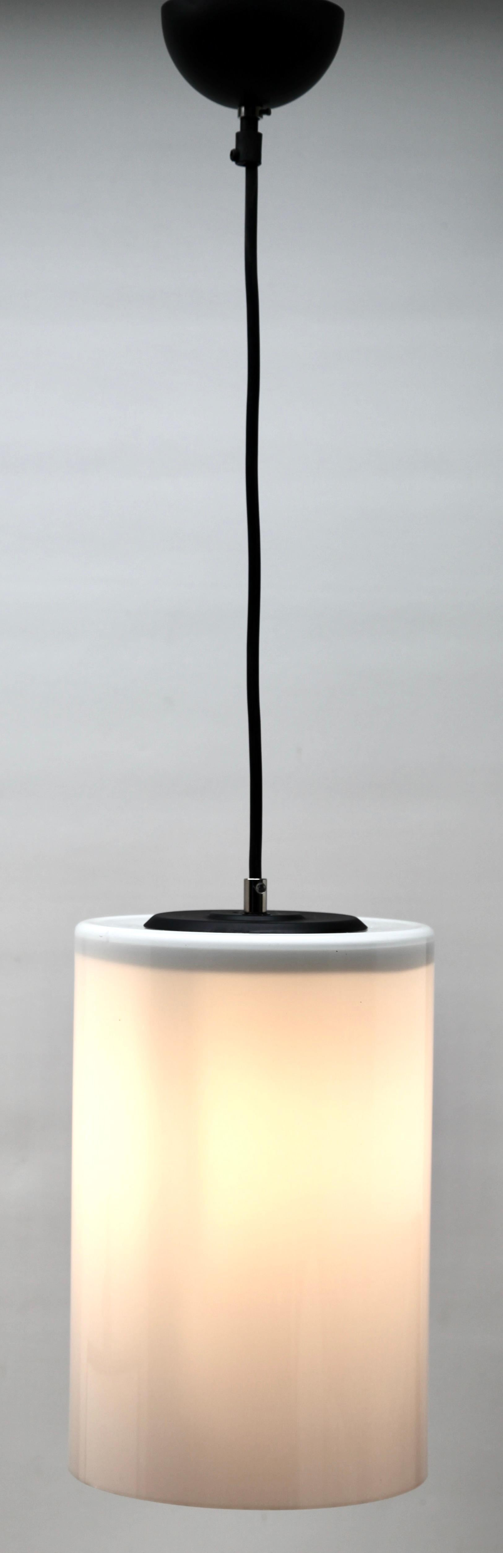 Art déco Lampe à suspension avec abat-jour en opaline en forme de cylindre, années 1930, Pays-Bas en vente