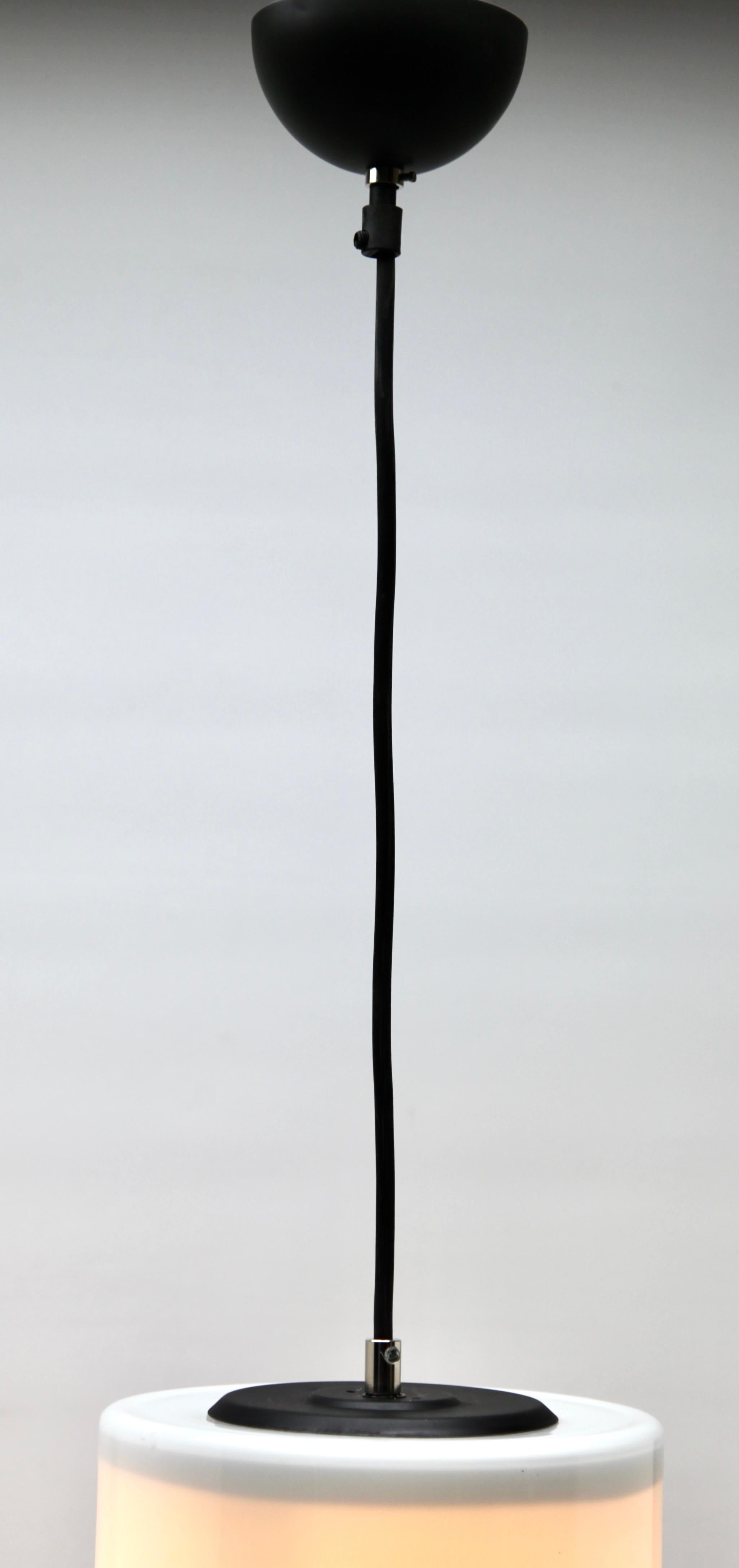 Ferronnerie Lampe à suspension avec abat-jour en opaline en forme de cylindre, années 1930, Pays-Bas en vente