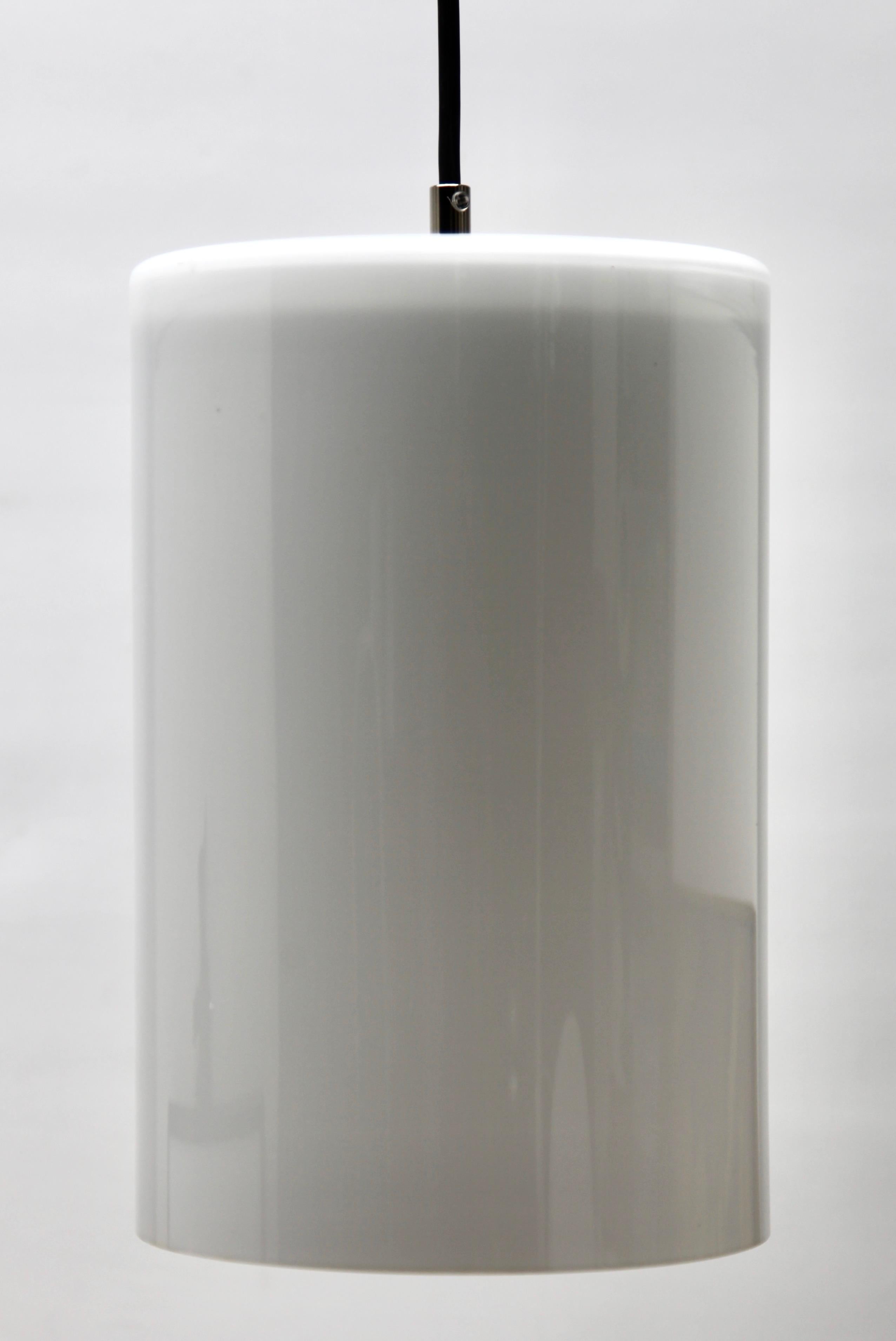 Milieu du XXe siècle Lampe à suspension avec abat-jour en opaline en forme de cylindre, années 1930, Pays-Bas en vente