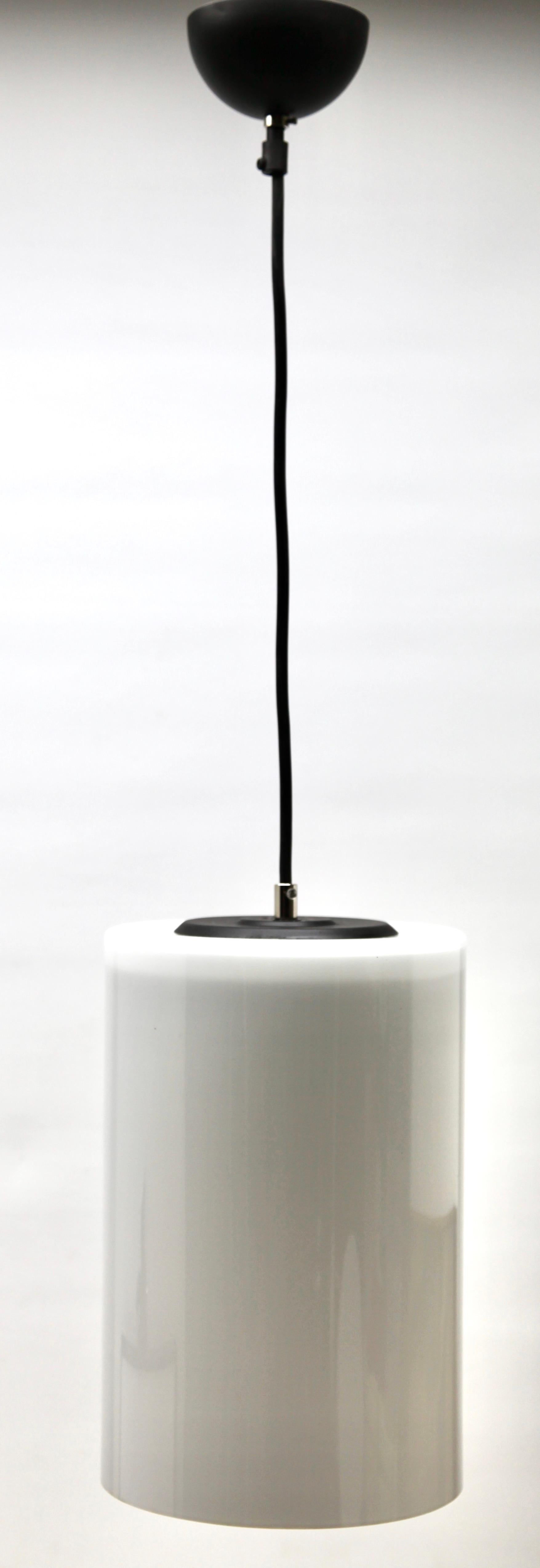 Métal Lampe à suspension avec abat-jour en opaline en forme de cylindre, années 1930, Pays-Bas en vente