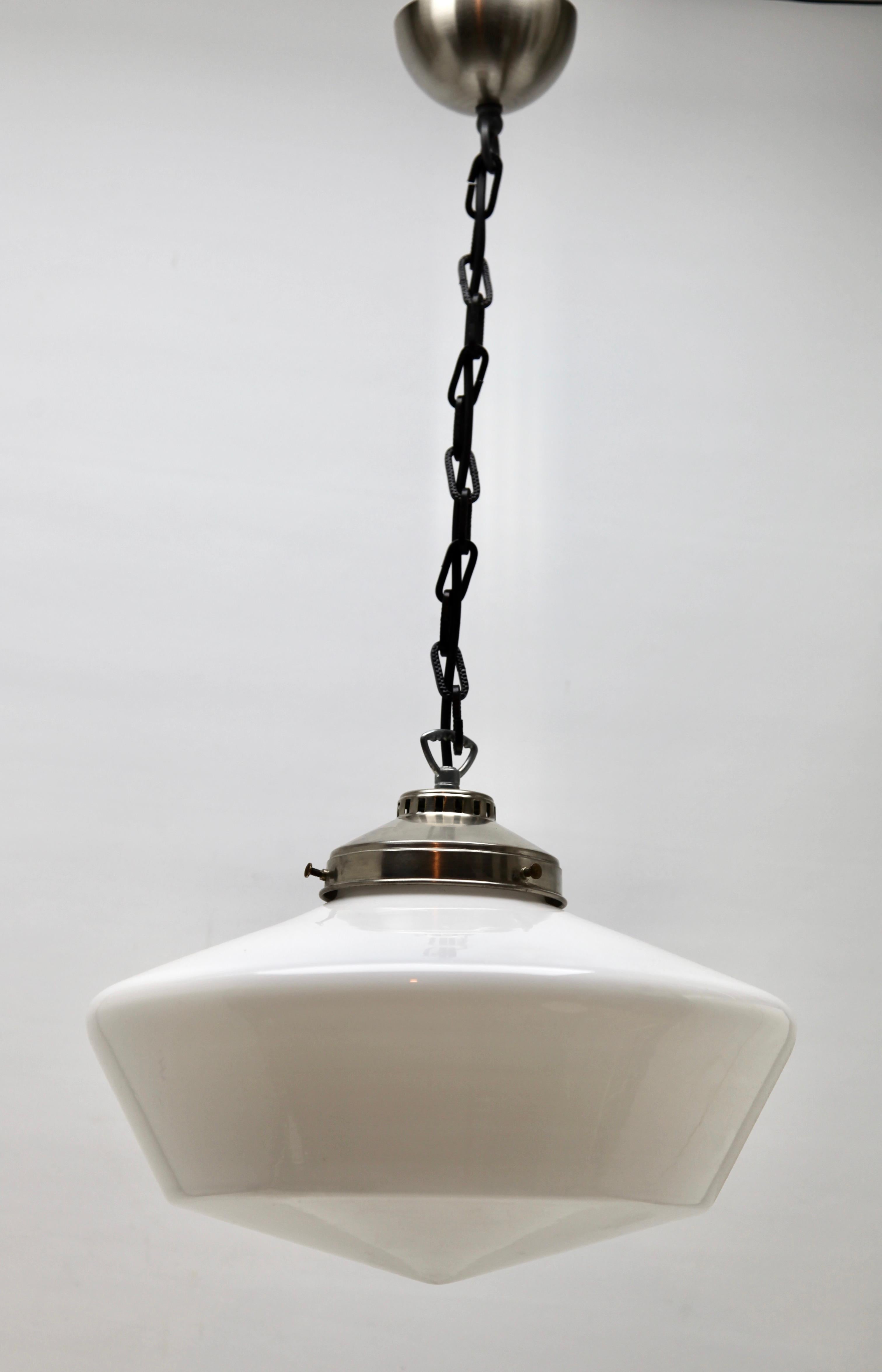 From the range by the Phillips Company, this center-light on a central chain. The lamp has a fitting on a chromed plate and holds a stepped globular shade of opaline glass.

2 Availebel

In good condition and in full working order with standard new