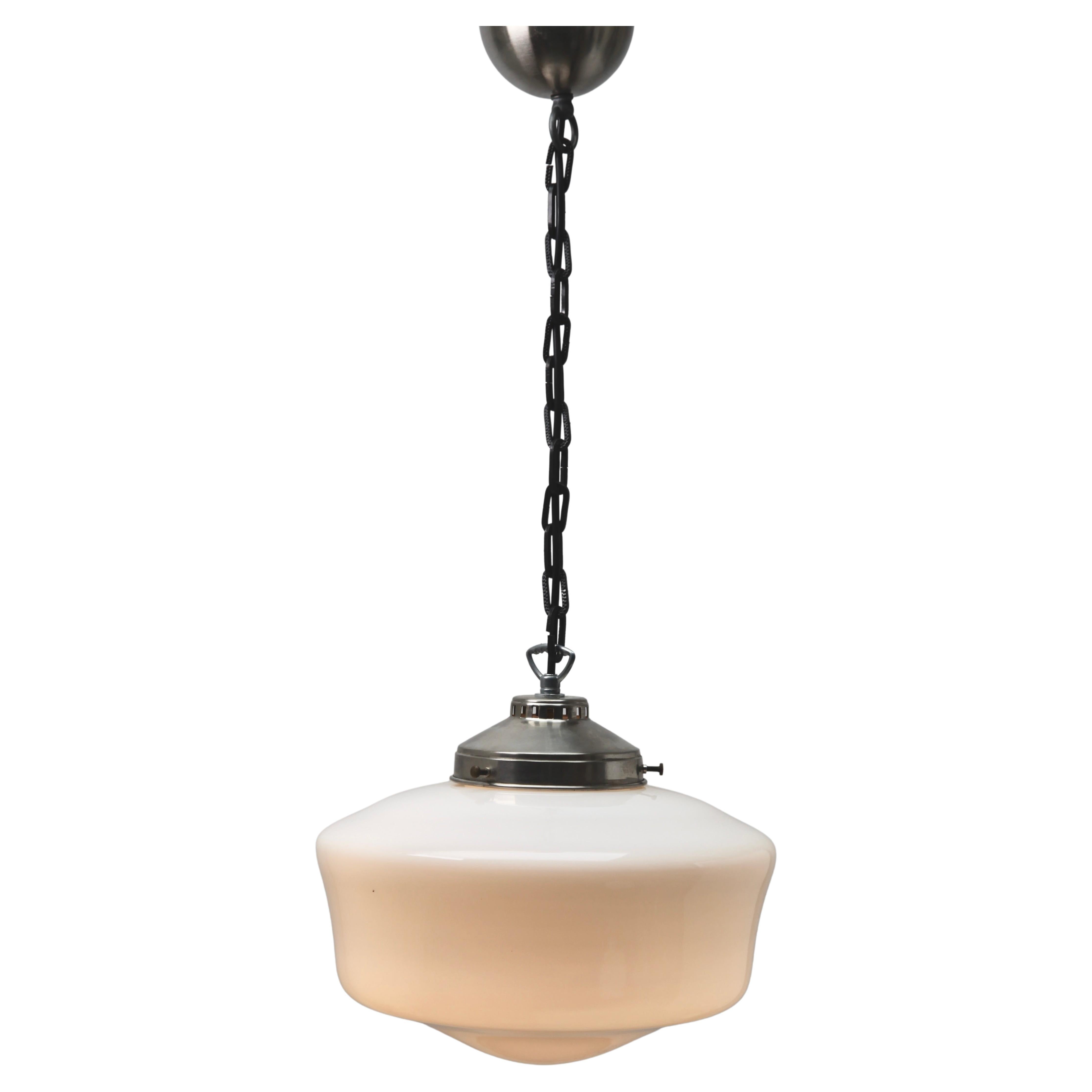 Lampe à suspension avec abat-jour en opaline, années 1930, Pays-Bas