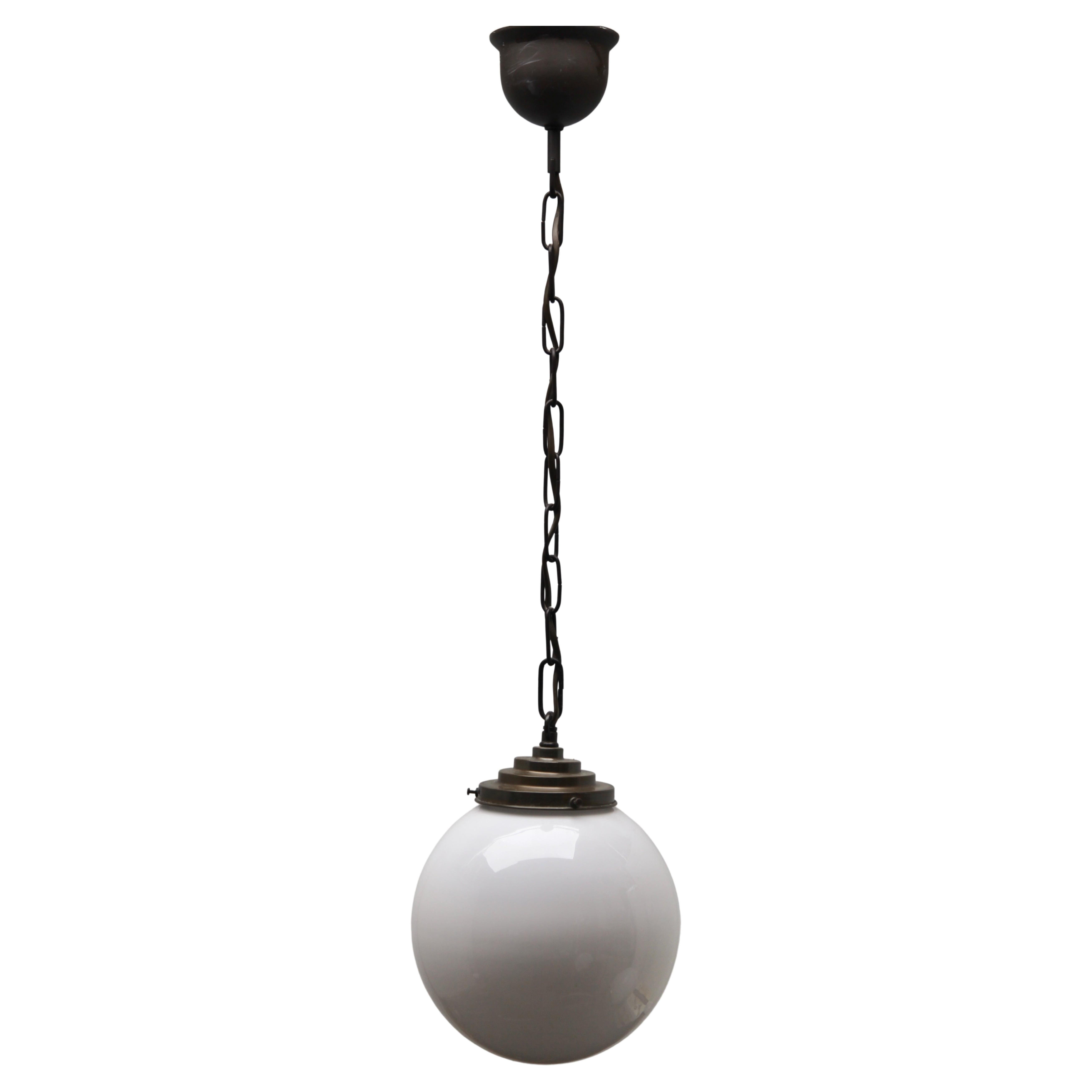 Lampe à suspension avec abat-jour en opaline, années 1930, Pays-Bas