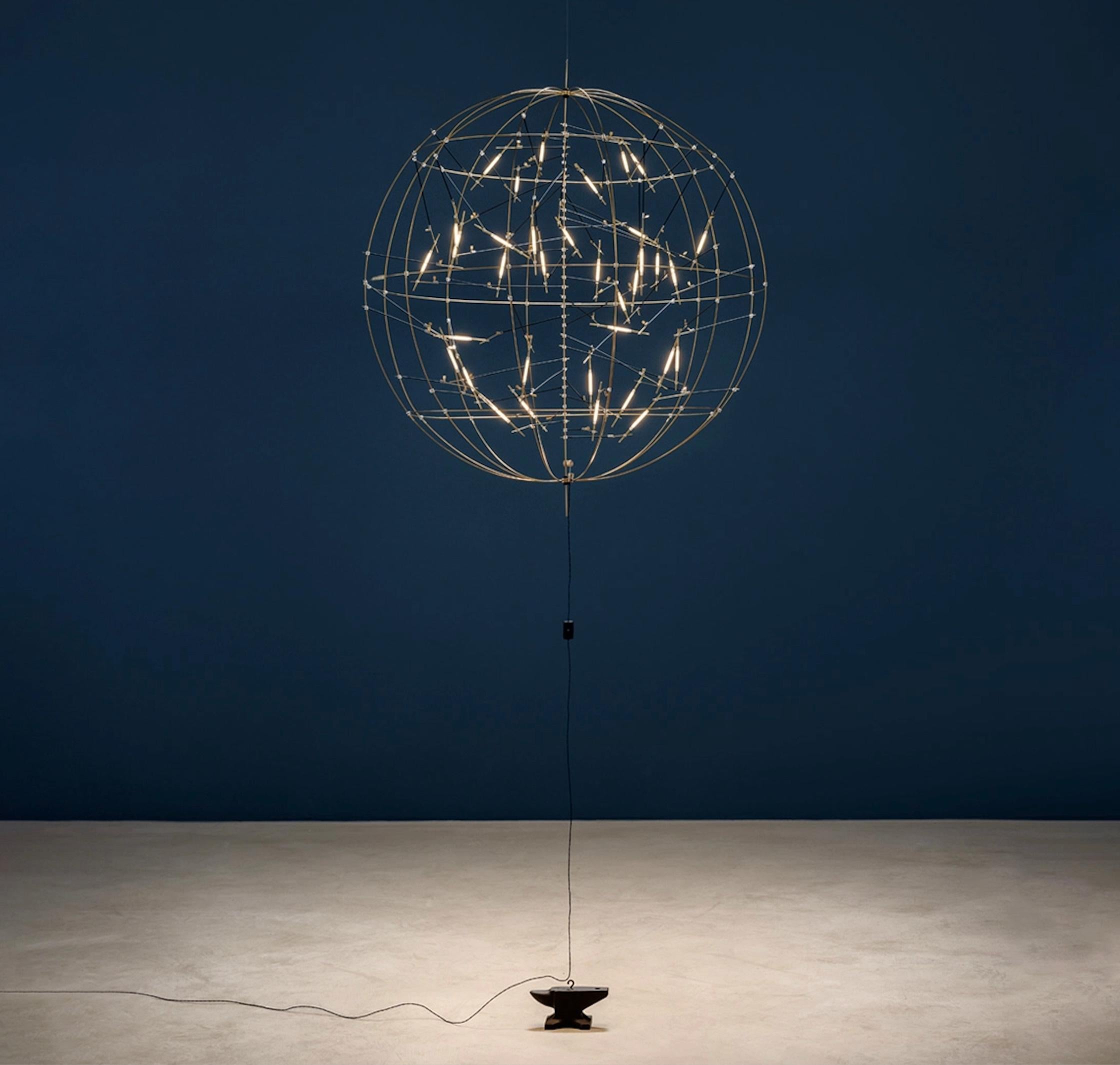 La Pòta!, diseñada por Enzo Catellani, es una lámpara colgante en la que la luz se convierte en el elemento focal en torno al cual toman forma estructuras esbeltas, voluminosas y ligeras. Las unidades de iluminación se distribuyen para crear un