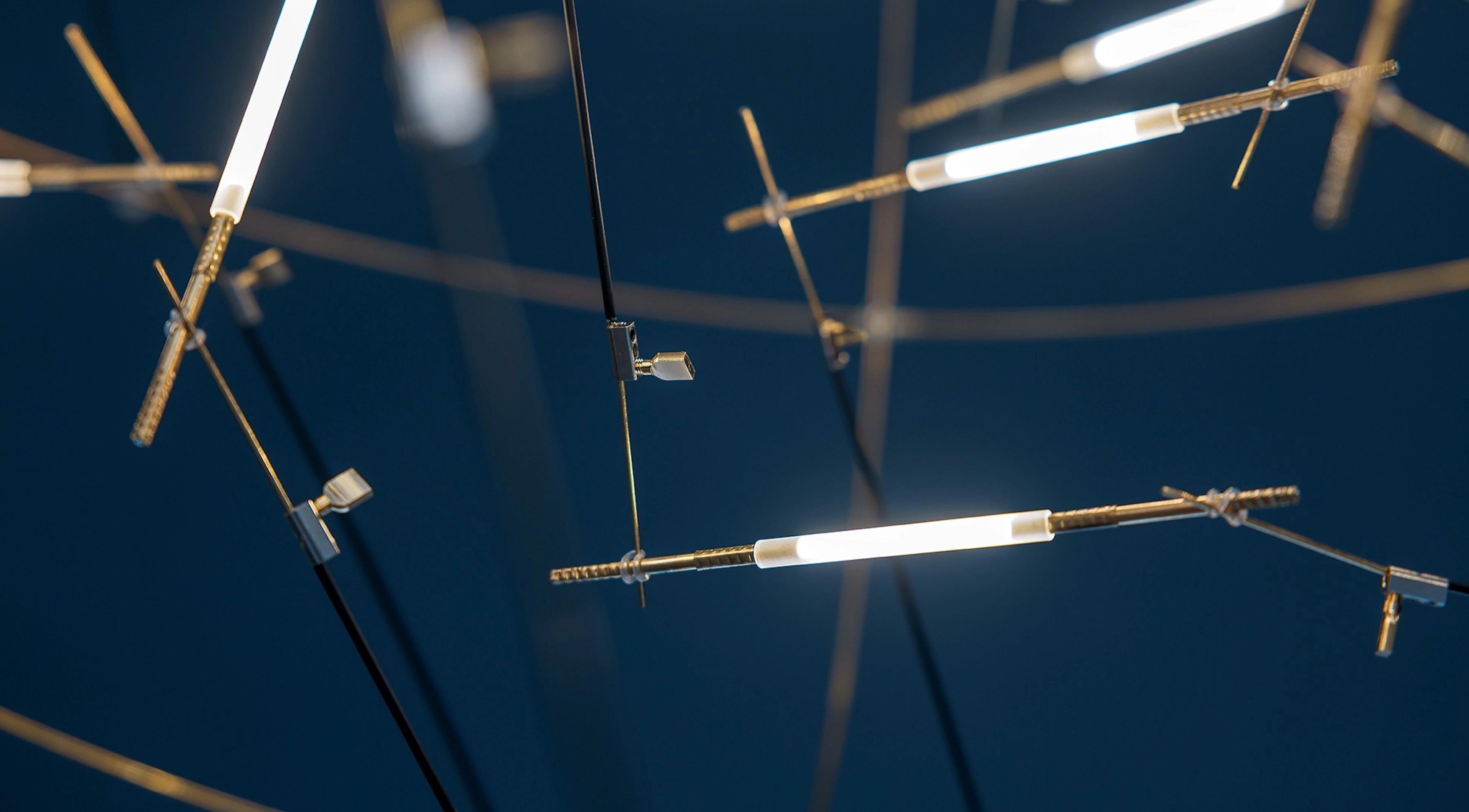 La Pòta!, diseñada por Enzo Catellani, es una lámpara colgante en la que la luz se convierte en el elemento focal en torno al cual toman forma estructuras esbeltas, voluminosas y ligeras. Las unidades de iluminación se distribuyen para crear un