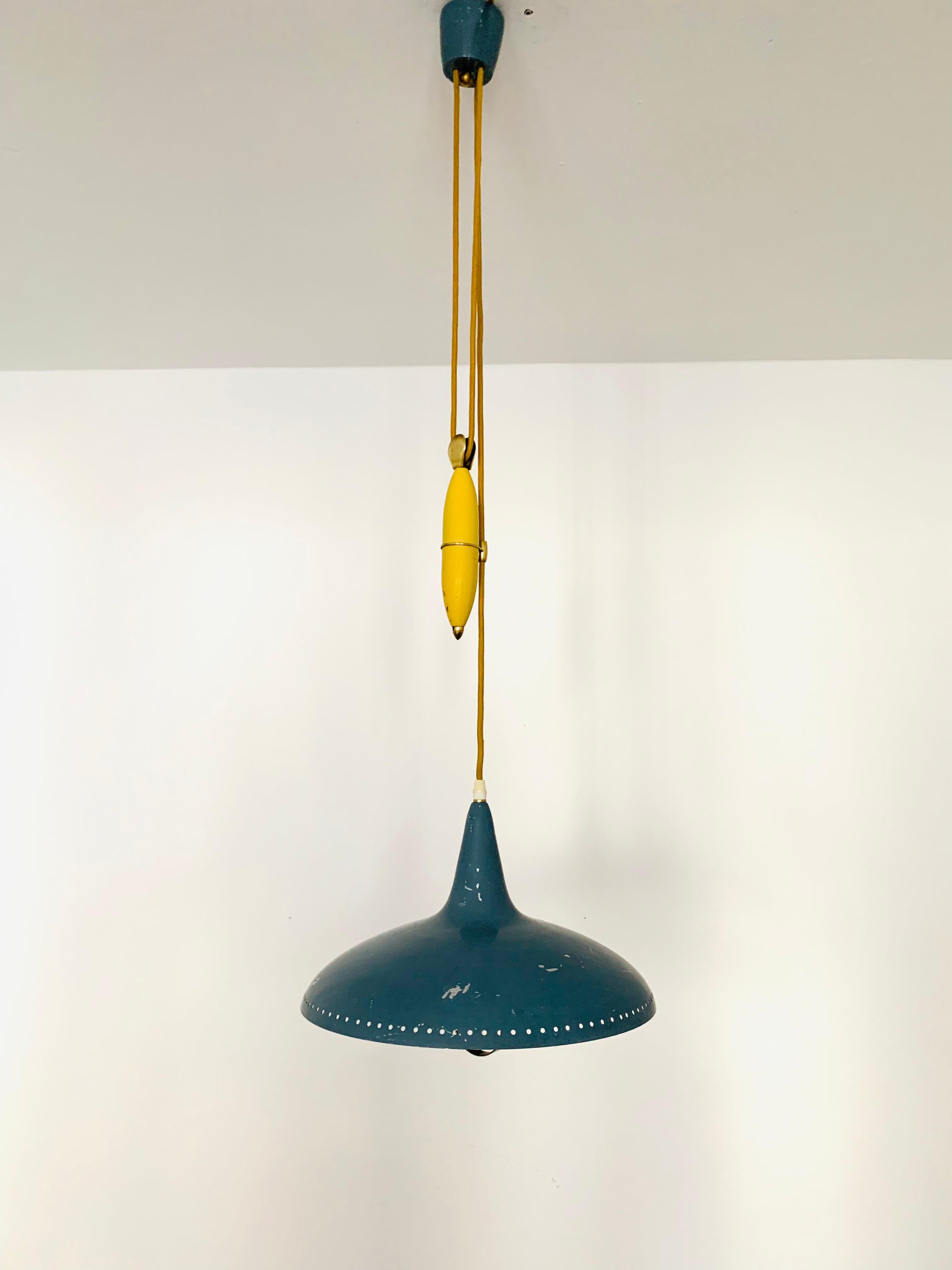 Bellissima e rarissima lampada a sospensione regolabile in altezza degli anni '1950.
L'effetto luminoso della lampada è estremamente bello.
Il design e i dettagli molto belli creano una luce molto nobile e piacevole.
La lampada crea un'atmosfera