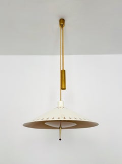 Pendelleuchte mit Gegengewicht by Vereinigte Werkstätten München